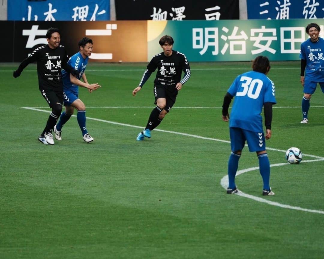 星原健太さんのインスタグラム写真 - (星原健太Instagram)「【ガンバOB選手の方達と】  -  @gambaosaka_official   -  4/9(日)vs川崎戦に行われた ガンバ大阪エキシビジョンマッチ  このような機会を頂けたことで 共に戦った懐かしいメンバーやはじめましての OB選手の方達まで交流する事ができました。  久々に会う仲間達はノリやキャラ、 全体の力関係までほとんど変わってなくて… 今風に言うと草って感じで  懐かしいなぁという気持ちになりました。  -  そして改めて第一線で 活躍していたプロアスリートは  良い意味でもまた 一般社会では生きづらいと言われる ような意味でも  「とにかくガツガツ」  としたエネルギーに溢れていて  そのエネルギーに触れると 「僕は別の道をいこう」と思えるような体験でした。  -  素晴らしい仲間に出会えたことに感謝です。  ※9枚目 僕がガンバ大阪で一番お世話になった （迷惑かけた）榛葉トレーナー  怪我ばっかりする僕の愚痴やわがままに いつも寄り添ってくれた人です。  身体のことはもちろん心のケアや 僕が井之頭五郎のように1人飯を楽しめる キッカケをくれたのも榛葉トレーナーのおかげでした。  まだまだ元気にやられていて嬉しかったです！  頑張ってください👍  -  みながより良い未来に 進むことを祈っています！  -  #サッカー  #jリーグ  #ガンバ大阪  #ガンバ  #星原健太」4月14日 18時39分 - kentahoshihara