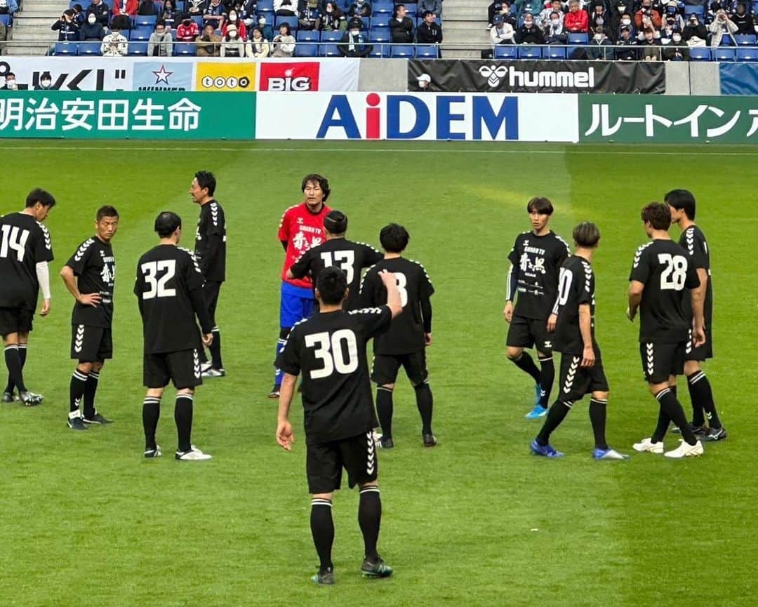星原健太さんのインスタグラム写真 - (星原健太Instagram)「【ガンバOB選手の方達と】  -  @gambaosaka_official   -  4/9(日)vs川崎戦に行われた ガンバ大阪エキシビジョンマッチ  このような機会を頂けたことで 共に戦った懐かしいメンバーやはじめましての OB選手の方達まで交流する事ができました。  久々に会う仲間達はノリやキャラ、 全体の力関係までほとんど変わってなくて… 今風に言うと草って感じで  懐かしいなぁという気持ちになりました。  -  そして改めて第一線で 活躍していたプロアスリートは  良い意味でもまた 一般社会では生きづらいと言われる ような意味でも  「とにかくガツガツ」  としたエネルギーに溢れていて  そのエネルギーに触れると 「僕は別の道をいこう」と思えるような体験でした。  -  素晴らしい仲間に出会えたことに感謝です。  ※9枚目 僕がガンバ大阪で一番お世話になった （迷惑かけた）榛葉トレーナー  怪我ばっかりする僕の愚痴やわがままに いつも寄り添ってくれた人です。  身体のことはもちろん心のケアや 僕が井之頭五郎のように1人飯を楽しめる キッカケをくれたのも榛葉トレーナーのおかげでした。  まだまだ元気にやられていて嬉しかったです！  頑張ってください👍  -  みながより良い未来に 進むことを祈っています！  -  #サッカー  #jリーグ  #ガンバ大阪  #ガンバ  #星原健太」4月14日 18時39分 - kentahoshihara
