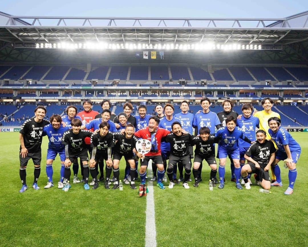 星原健太さんのインスタグラム写真 - (星原健太Instagram)「【ガンバOB選手の方達と】  -  @gambaosaka_official   -  4/9(日)vs川崎戦に行われた ガンバ大阪エキシビジョンマッチ  このような機会を頂けたことで 共に戦った懐かしいメンバーやはじめましての OB選手の方達まで交流する事ができました。  久々に会う仲間達はノリやキャラ、 全体の力関係までほとんど変わってなくて… 今風に言うと草って感じで  懐かしいなぁという気持ちになりました。  -  そして改めて第一線で 活躍していたプロアスリートは  良い意味でもまた 一般社会では生きづらいと言われる ような意味でも  「とにかくガツガツ」  としたエネルギーに溢れていて  そのエネルギーに触れると 「僕は別の道をいこう」と思えるような体験でした。  -  素晴らしい仲間に出会えたことに感謝です。  ※9枚目 僕がガンバ大阪で一番お世話になった （迷惑かけた）榛葉トレーナー  怪我ばっかりする僕の愚痴やわがままに いつも寄り添ってくれた人です。  身体のことはもちろん心のケアや 僕が井之頭五郎のように1人飯を楽しめる キッカケをくれたのも榛葉トレーナーのおかげでした。  まだまだ元気にやられていて嬉しかったです！  頑張ってください👍  -  みながより良い未来に 進むことを祈っています！  -  #サッカー  #jリーグ  #ガンバ大阪  #ガンバ  #星原健太」4月14日 18時39分 - kentahoshihara