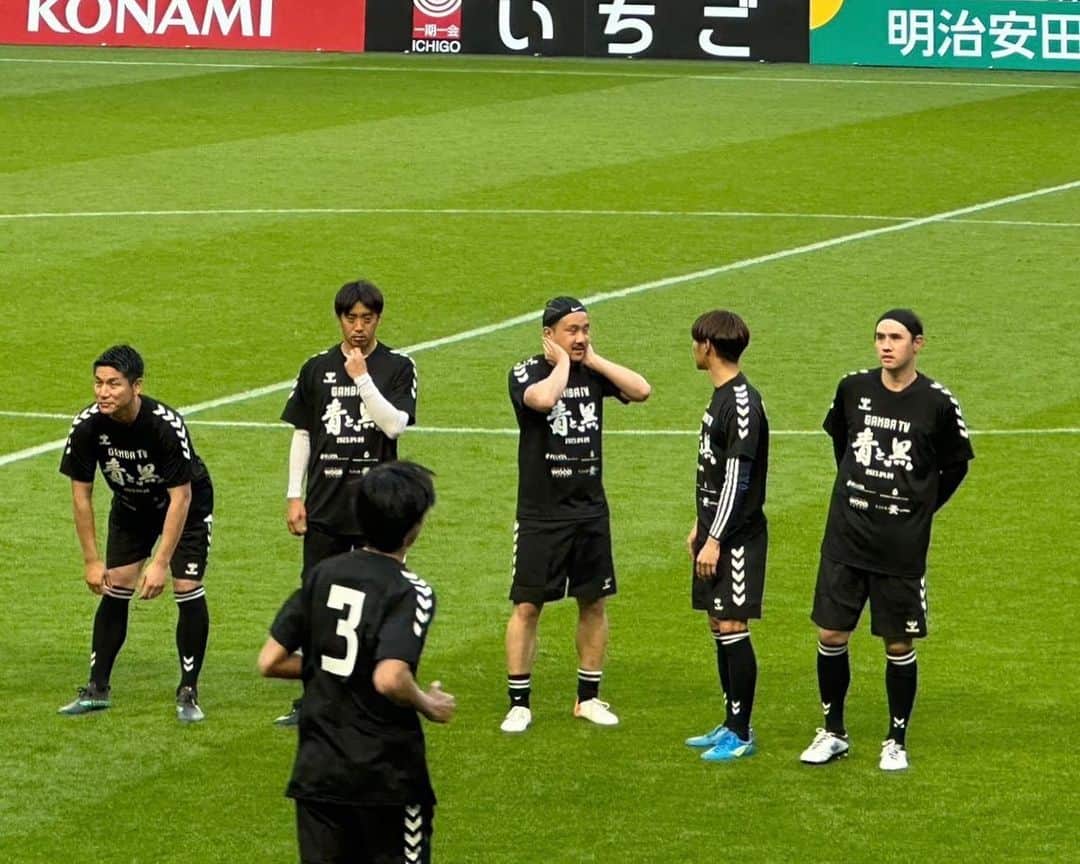 星原健太さんのインスタグラム写真 - (星原健太Instagram)「【ガンバOB選手の方達と】  -  @gambaosaka_official   -  4/9(日)vs川崎戦に行われた ガンバ大阪エキシビジョンマッチ  このような機会を頂けたことで 共に戦った懐かしいメンバーやはじめましての OB選手の方達まで交流する事ができました。  久々に会う仲間達はノリやキャラ、 全体の力関係までほとんど変わってなくて… 今風に言うと草って感じで  懐かしいなぁという気持ちになりました。  -  そして改めて第一線で 活躍していたプロアスリートは  良い意味でもまた 一般社会では生きづらいと言われる ような意味でも  「とにかくガツガツ」  としたエネルギーに溢れていて  そのエネルギーに触れると 「僕は別の道をいこう」と思えるような体験でした。  -  素晴らしい仲間に出会えたことに感謝です。  ※9枚目 僕がガンバ大阪で一番お世話になった （迷惑かけた）榛葉トレーナー  怪我ばっかりする僕の愚痴やわがままに いつも寄り添ってくれた人です。  身体のことはもちろん心のケアや 僕が井之頭五郎のように1人飯を楽しめる キッカケをくれたのも榛葉トレーナーのおかげでした。  まだまだ元気にやられていて嬉しかったです！  頑張ってください👍  -  みながより良い未来に 進むことを祈っています！  -  #サッカー  #jリーグ  #ガンバ大阪  #ガンバ  #星原健太」4月14日 18時39分 - kentahoshihara
