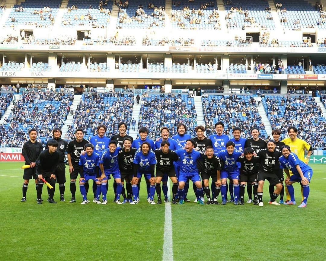 星原健太のインスタグラム：「【ガンバOB選手の方達と】  -  @gambaosaka_official   -  4/9(日)vs川崎戦に行われた ガンバ大阪エキシビジョンマッチ  このような機会を頂けたことで 共に戦った懐かしいメンバーやはじめましての OB選手の方達まで交流する事ができました。  久々に会う仲間達はノリやキャラ、 全体の力関係までほとんど変わってなくて… 今風に言うと草って感じで  懐かしいなぁという気持ちになりました。  -  そして改めて第一線で 活躍していたプロアスリートは  良い意味でもまた 一般社会では生きづらいと言われる ような意味でも  「とにかくガツガツ」  としたエネルギーに溢れていて  そのエネルギーに触れると 「僕は別の道をいこう」と思えるような体験でした。  -  素晴らしい仲間に出会えたことに感謝です。  ※9枚目 僕がガンバ大阪で一番お世話になった （迷惑かけた）榛葉トレーナー  怪我ばっかりする僕の愚痴やわがままに いつも寄り添ってくれた人です。  身体のことはもちろん心のケアや 僕が井之頭五郎のように1人飯を楽しめる キッカケをくれたのも榛葉トレーナーのおかげでした。  まだまだ元気にやられていて嬉しかったです！  頑張ってください👍  -  みながより良い未来に 進むことを祈っています！  -  #サッカー  #jリーグ  #ガンバ大阪  #ガンバ  #星原健太」