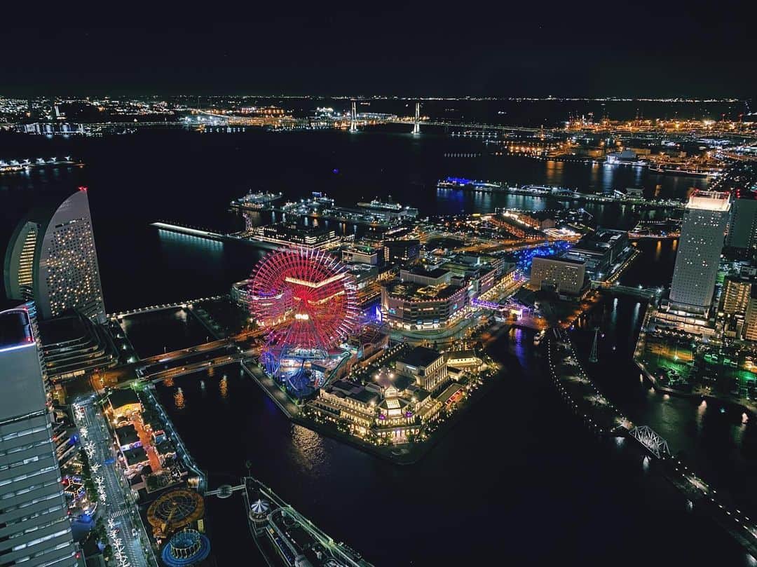 横浜ロイヤルパークホテルのインスタグラム：「. 飽きることのないみなとみらいの夜景。 宝石のような輝きに、心が癒されていくのを感じます。 皆さま、良い週末をお過ごしください🎡  #横浜ロイヤルパークホテル  #yokohamaroyalparkhotel」