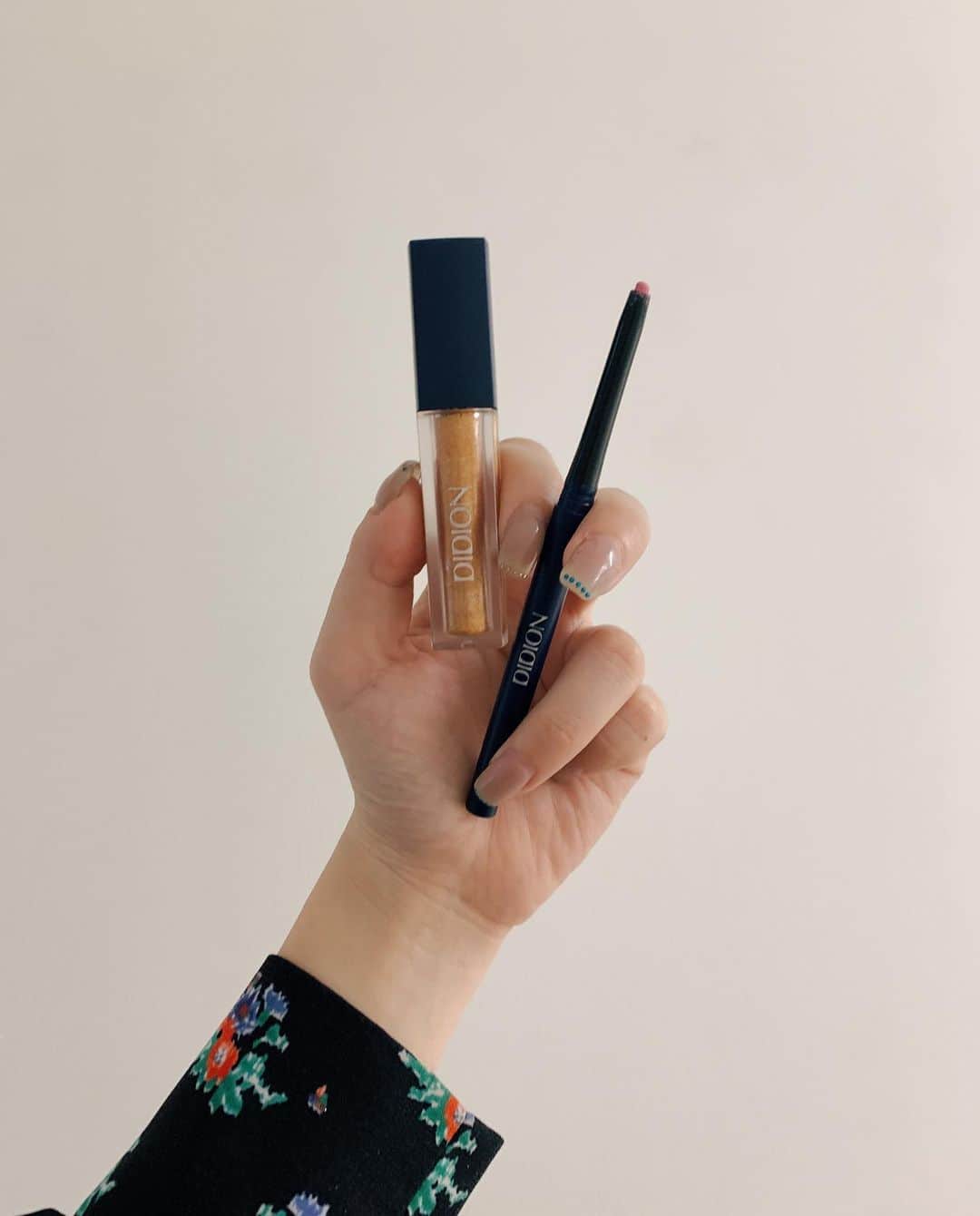新美歩のインスタグラム：「today's makeup   DIDION glitter 03を上下瞼に eyeliner 01をリップに引いて、チークにしたら可愛かった🥺💖  jurk tokyo pop up storeは4.30(日)までです👌🏻✨」