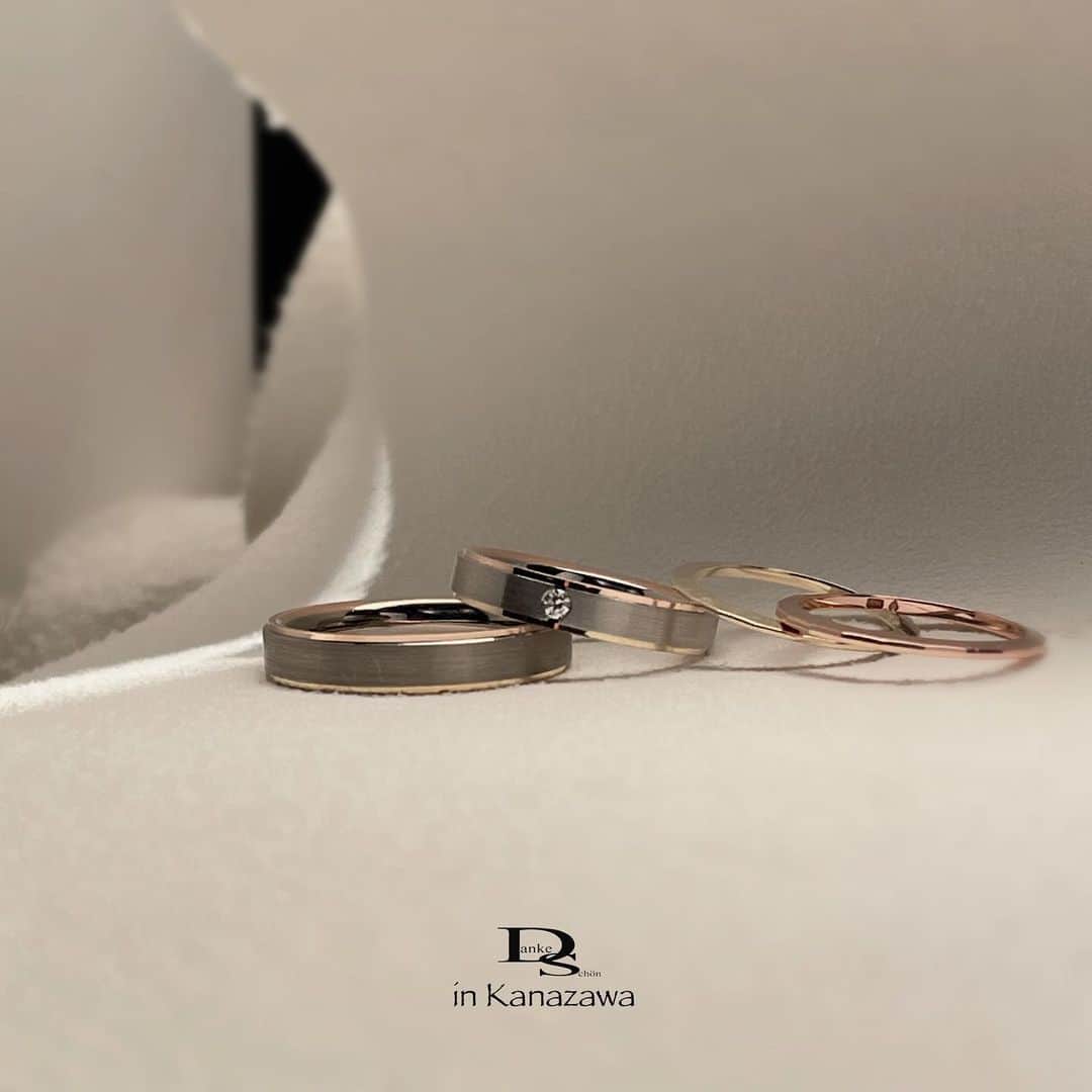 Danke schön ダンケ 金沢 結婚指輪 鍛造さんのインスタグラム写真 - (Danke schön ダンケ 金沢 結婚指輪 鍛造Instagram)「・ ・ ハイ🙌🏻 今日のバウアーさんは コレにします。 ・ ・ 地金の選択肢が あると思うと急に   ❏ 地金迷う👉🏻👈🏻  ❏ これから長く使う指輪 地金総入れ替えしたらこの先飽きるかな？etc.  とまぁ！ 悩みは尽きない方🤭 ・ ・ そんな方は 地金を匠に操るバウアーに お任せください🙌🏻 ・ ・ 地金を総入れ替えしなくても このモデルのように 3色3層モデルもあったりします。 ・ ・ 📷右2本はこの「地金の色」が 圧着により接合されてます。の説明の 参考になるかな？と一緒に撮影してみました。 ・ ・ 又、数年後に色に対して抵抗がなくなったり、もう少しボリュームが欲しい🙌🏻と言う時にはこのスリムなリングを重ねて色を更に楽しむのも良いかも知れませんね。 そう🙌🏻加える楽しみ…と言う選択肢🤭 ・ ・ コレだから無理…と 自分で判断して諦める前に ・ ・ そこは経験豊富なDankeに 御相談くださいね。その為に 店がある事をお忘れなく…🙌🏻  「妥協」とは違う『選べる』 選択肢を御提案しますよ。 ・ ・ ・ ・ ・   鍛造削り出し 🇩🇪クリスチャンバウアー 専門店 ・ ・ ワンランク上をいくノウハウの クリスチャンバウアーの選び方なら 『Danke schön 』 ・ ・ ・ —— 𝐃𝐚𝐧𝐤𝐞——— ▪︎ Instagramプロフィール 🔜 @danke2005  —————————————————————𝐒𝐜𝐡⍥𝐧——— ・ ・ #クリスチャンバウアー金沢 #鍛造指輪 #鍛造リング #結婚指輪 #結婚指輪オーダー #切削加工 #結婚指輪探し #結婚指輪選び #指輪探し #指輪選び #マリッジリング #結婚指輪金沢 #金沢結婚指輪 #セカンドリング #結婚指輪買い替え #地金屋鍛造 #ブライダルリング #結婚記念日 #ベビーリング #ドイツリング #自分へのご褒美   ------------------------------------------✈︎ ---------  鍛造削り出し 🇩🇪クリスチャンバウアー 専門店 『𝐃𝐚𝐧𝐤𝐞 𝐬𝐜𝐡⍥𝐧』 ・ • 営業時間 am11:00〜pm9:00 • 定休日 : 木曜日 • 駐車場 : 店舗前OK • ご予約 : 優先 ・ ・ ——𝐃𝐚𝐧𝐤𝐞——————————————— ▪︎トップページ 🔜 @danke2005 ———————————————————-𝐒𝐜𝐡⍥𝐧—————」4月14日 18時52分 - danke2005