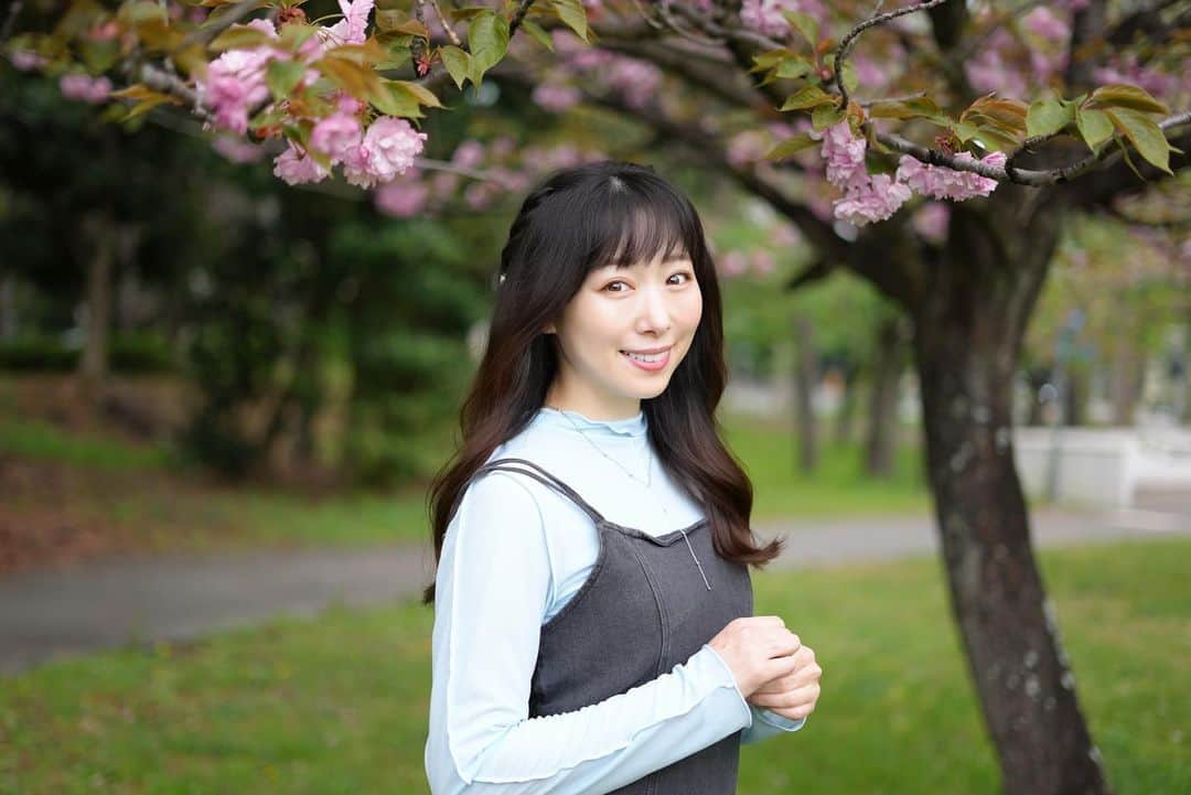 熊谷知花のインスタグラム：「雨上がりの八重桜🌸」