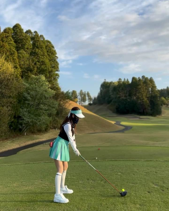 MAYUのインスタグラム：「. スイング動画🏌️‍♀️💚 . 飛距離がなかなかでないから 今年はもっと飛ばせるようになるのが課題のひとつ！✨ . このシューズ厚底でかわいいけど、慣れるまではちょっとふらついちゃう。。🥹 . ウェアは @pearlygates_korea 💚 TWICEのナヨンちゃんモデルのウェアだよ〜🤍 セーラー襟の感じとかスクールちっくでかわいいの💫 . . #ゴルフ女子#ゴルフ#ゴルフウェア#ゴルフコーデ#ゴルフスイング#ゴルフスイング動画#スイング動画#ドライバー#ドライバーショット#パーリーゲイツ#パーリーゲイツ女子#golf#golfswing#golflife#golfaddict#golfstagram#golfclub#golfcourse#golfday#pearlygates」