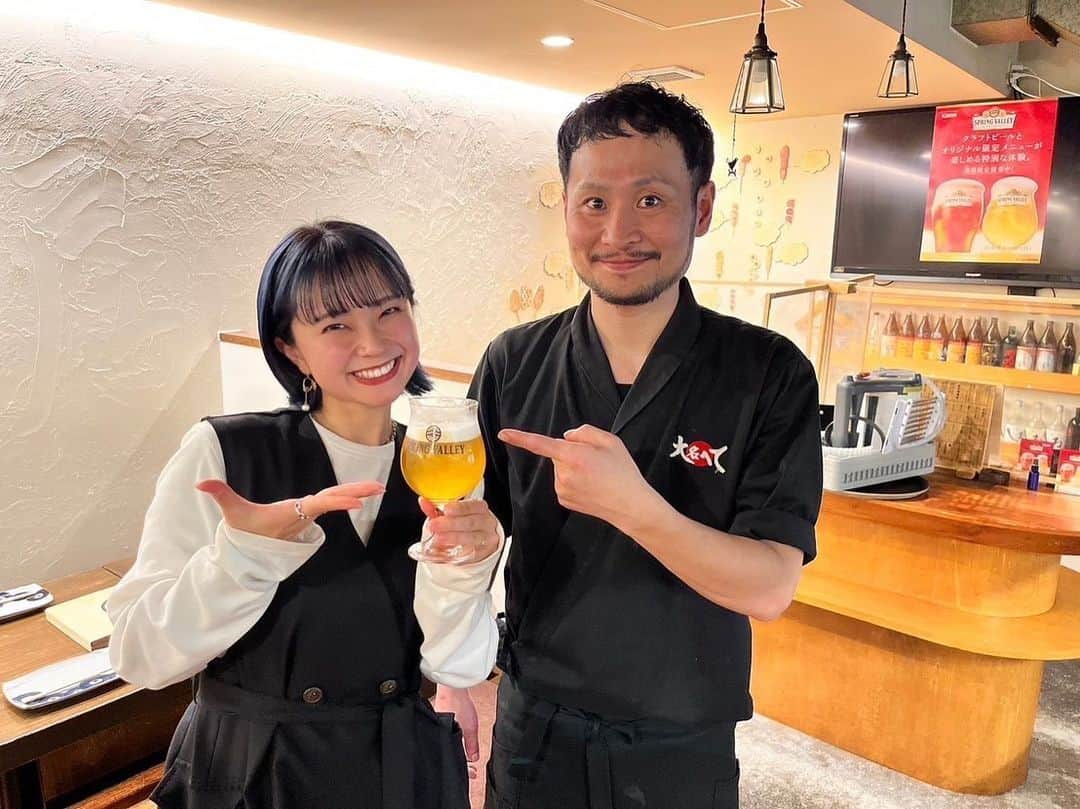 KBCラジオのインスタグラム：「【🍺#キリンビール クラフトビールでハッピーアワー 🍺】 ⁡ 〜4月１４日(金)〜 ⁡ こんばんは‼️ クラフトビール大好きタレント　くにさきなるみ です❗️  本日の放送、お聴き頂けたでしょうか？🍻 放送から一週間以内なら radiko のアプリで全国どこからでも聴けるので ぜひよろしくお願いします💕 ⁡ 今回お伺いしたのは､､､ 【本格焼鳥 #大名へて 】さん ⁡⏩ @daimyo_hete   数量限定の「至高のむね串」と キリンビールさんのクラフトビール “スプリングバレー のシルクエール🍺”の組み合わせを楽しませていただきました☺️ ⁡ #至高のむね串 は さっぱりとした鶏むね肉と、 ジューシーな皮目の部分、 それぞれ別々の鶏肉を使用するという こだわり‼️ フワフワの身と、香ばしく炭焼された皮 ✨超贅沢な一本✨です❗️ ⁡ シルクエール🍺は まるでシルクのような柔らかな口あたり✨ 至高のむね串との相性は120%でした😍 ⁡ お料理とクラフトビールの上手な合わせ方のコツは 濃い色のお料理➡︎濃い色のビール 薄い色のお料理➡︎薄い色のビール ⁡ を合わせるとよりお互いを引き立たせる 上手な組み合わせになるので、ぜひ参考にしてみてくださいね🍺 ⁡ #本格焼鳥大名へて さんでは 4月末までスプリングバレーとのコラボフェアを開催中なので是非楽しんで下さーーい🍺😍💕 ⁡ ﹋﹋﹋﹋﹋﹋﹋﹋﹋﹋﹋﹋﹋﹋﹋﹋﹋﹋ 【住所】 福岡県福岡市中央区大名1-10-6 サンセーヌ大名ビル1F 奥 【営業時間】 （月曜日～日曜日）17:00～24:00 【定休日】 不定休 【電話番号】 092-737-3703 【お店のHP】 https://www.daimyou-hete.com/yakitori/ ⁡ ﹋﹋﹋﹋﹋﹋﹋﹋﹋﹋﹋﹋﹋﹋﹋﹋﹋﹋ ⁡ #kbcラジオ#kbc#KBCハッピーアワー #キリンビール#キリンクラフトビール #スプリングバレー#豊潤496#シルクエール #タップマルシェ #クラフトビール#ビール党 #ビール好きと繋がりたい#ビール女子 #福岡グルメ#福岡焼き鳥#天神グルメ#天神 #福岡タレント#タレント#フリータレント #福岡フリータレント#mc  #フリーランス#リポーター #福岡リポーター#ナレーター #くにさきなるみ」