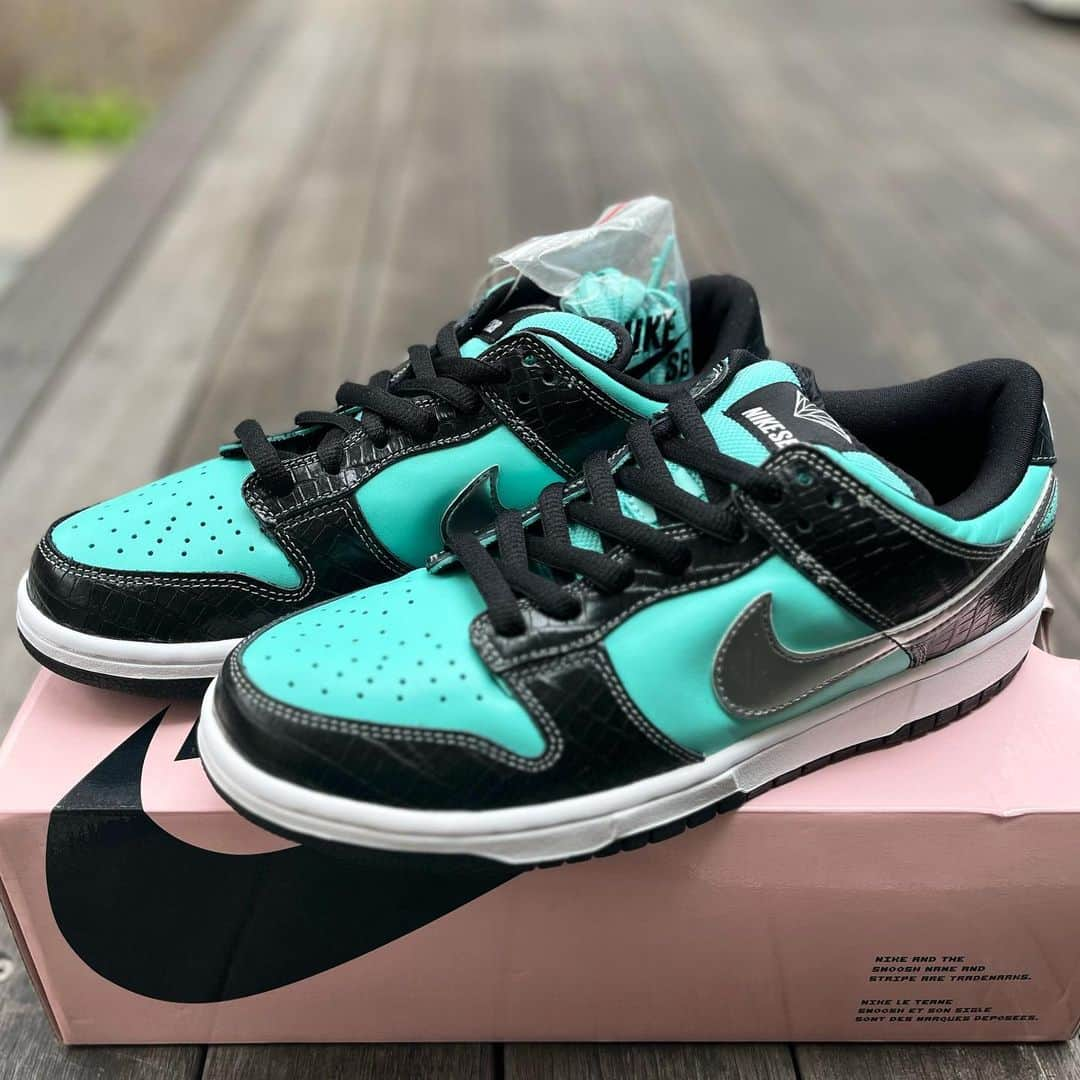 fools_judge_streetのインスタグラム：「NIKE   DUNK LOW PRO SB DIAMOND SUPPLY CO TIFFANY 304292-402 2005年モデル  プロフィール欄より、 オンラインストア商品ページにアクセスできます。 ※その他ご不明点は店頭または、 DMまでお問い合わせください。  如有任何疑问，请在instagram上留言。 欢迎浏览我们的网上商店以及光临我们在原宿的实体店。  ティファニーダンク入荷しました💎  For inquiries, please message us on instagram. Please confirm our online store. Thank you.  #nike#nikesb#sbdunk #nikesneakers#nikesneaker #nikeforsale#nike4sale #tiffanydunk  #ナイキ#sbダンク #ティファニーダンク」