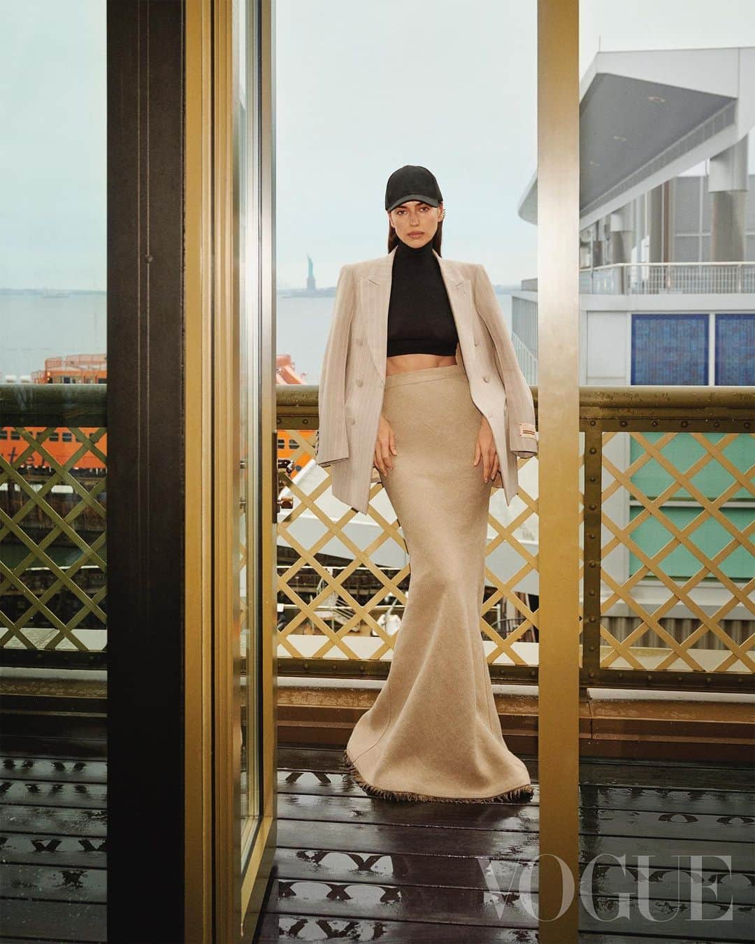Vogue Taiwan Officialさんのインスタグラム写真 - (Vogue Taiwan OfficialInstagram)「#VogueEdits 一件西裝，看Irina Shayk 示範從白天穿到夜晚，從帥哥變御姐都靠它  最百搭的那一件西裝外套，該是哪種版型？怎樣的花色及布料？編輯一致公認，本季最佳就投給 Gucci 的條紋雙排釦長版西裝外套。  略為寬鬆的直身剪裁可以應付任何場合，剛好能蓋住臀圍上方也很修飾身形，經典的格紋圖騰可以正式、也能休閒，就如同超模 Irina Shayk 無論在日常上街還是晚宴場合，都愛穿著它。你最愛哪一套？  Photographed by @cassblackbird   #JustOneThing #IrinaShayk」4月14日 18時50分 - voguetaiwan
