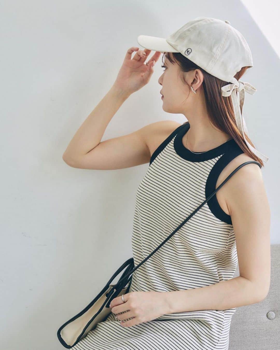 Vannie Officialのインスタグラム：「カップ付きで1枚着が叶うワンピース💡  トレンドのアメスリデザイン！ 伸縮性があり着心地抜群◎  ボディラインを拾いすぎず程良いフィット感 縦長シルエットでスタイルアップ効果も✨  カジュアル過ぎない印象のキャシャめボーダーと なっております。  🏷️アメスリボーダーカットワンピース 　  white | brown / ¥4.950 (tax in)  　▶︎4/19 19:00 release ...」