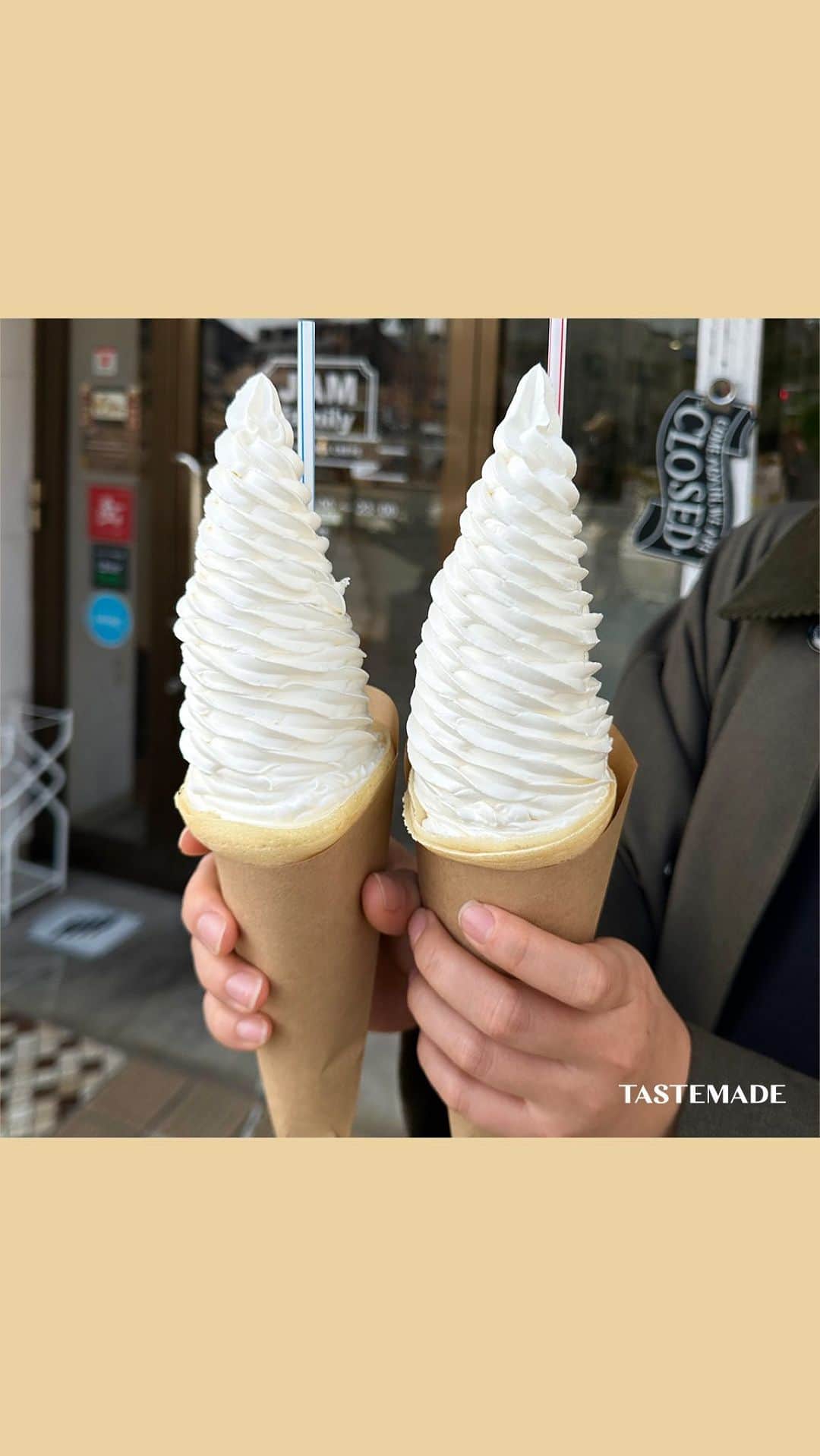 のインスタグラム：「【ソフトクリームじゃないよ🍦】モンスタークレープ食べてみた【愛知・名古屋】  甘党さんにおすすめの生クリームたっぷりのモンスタークレープ✨ 倒れる限界ギリギリまで巻いてくれるクリームにうっとり…❤️ なんと 山盛りクリームだけで20cmあり、全部で約40cmの高さ！！！ てっぺんにかぶりつく背徳感がたまらんです🤤🍦  📍JAM family NAGOYA @jam_family_nagoya  住所： 愛知県名古屋市千種区松軒１丁目４−１７ オンダマンション１階北  #名古屋カフェ #名古屋グルメ #カフェ #愛知カフェ #テイクアウトグルメ  #テイストメイド #料理 #クッキング #料理動画 #グルメ動画 #簡単レシピ #おやつ  #食べ歩き #グルメ旅 #旅 #スイーツ #春 #おでかけ #おでかけスポット#愛知グルメ #名古屋ランチ #名古屋ディナー #モンスタークレープ #ソフトクリーム #JAMfamilyNAGOYA」