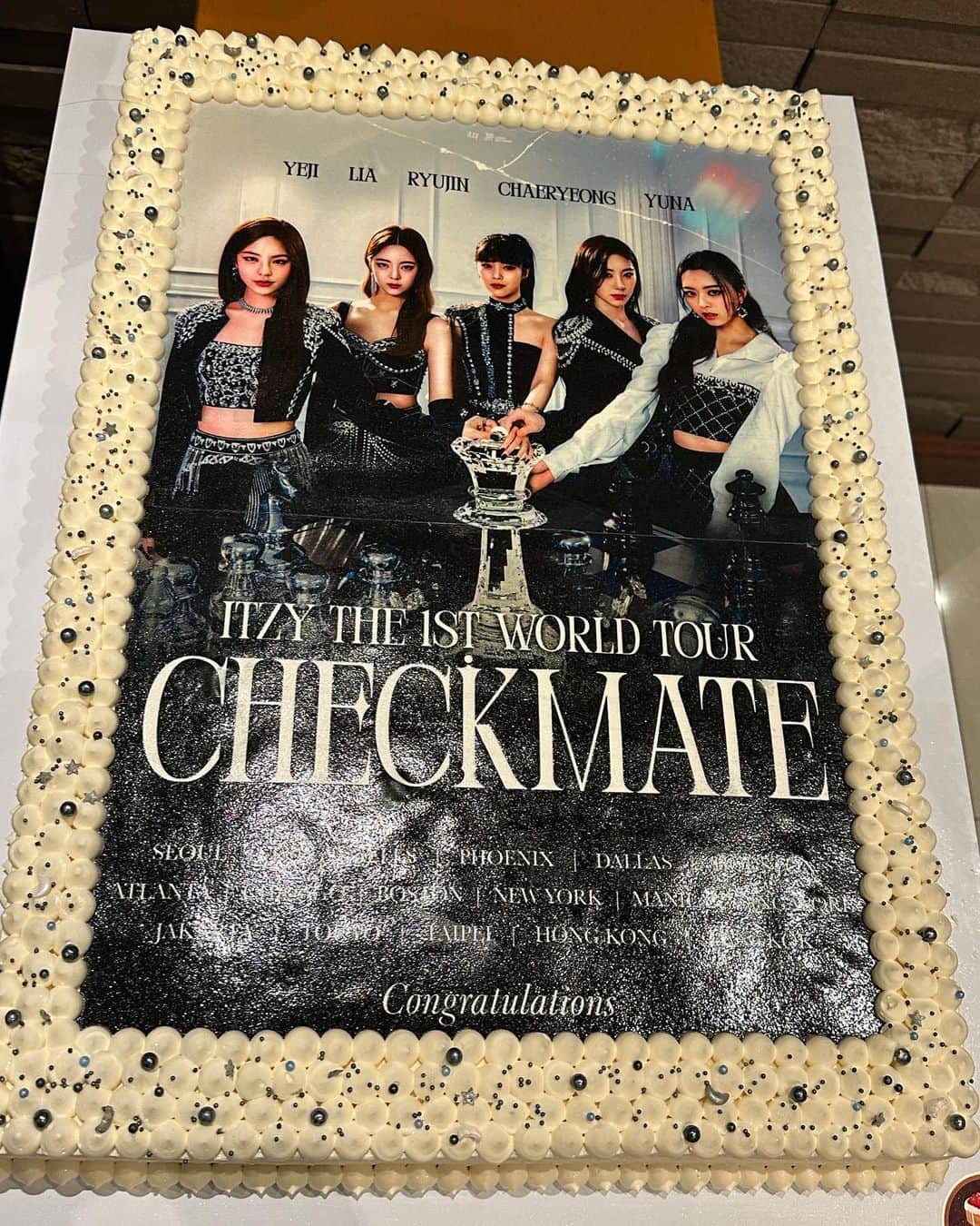 ITZYさんのインスタグラム写真 - (ITZYInstagram)「Thank you Bangkok💙 Goodbye Checkmate🖤」4月14日 18時59分 - itzy.all.in.us