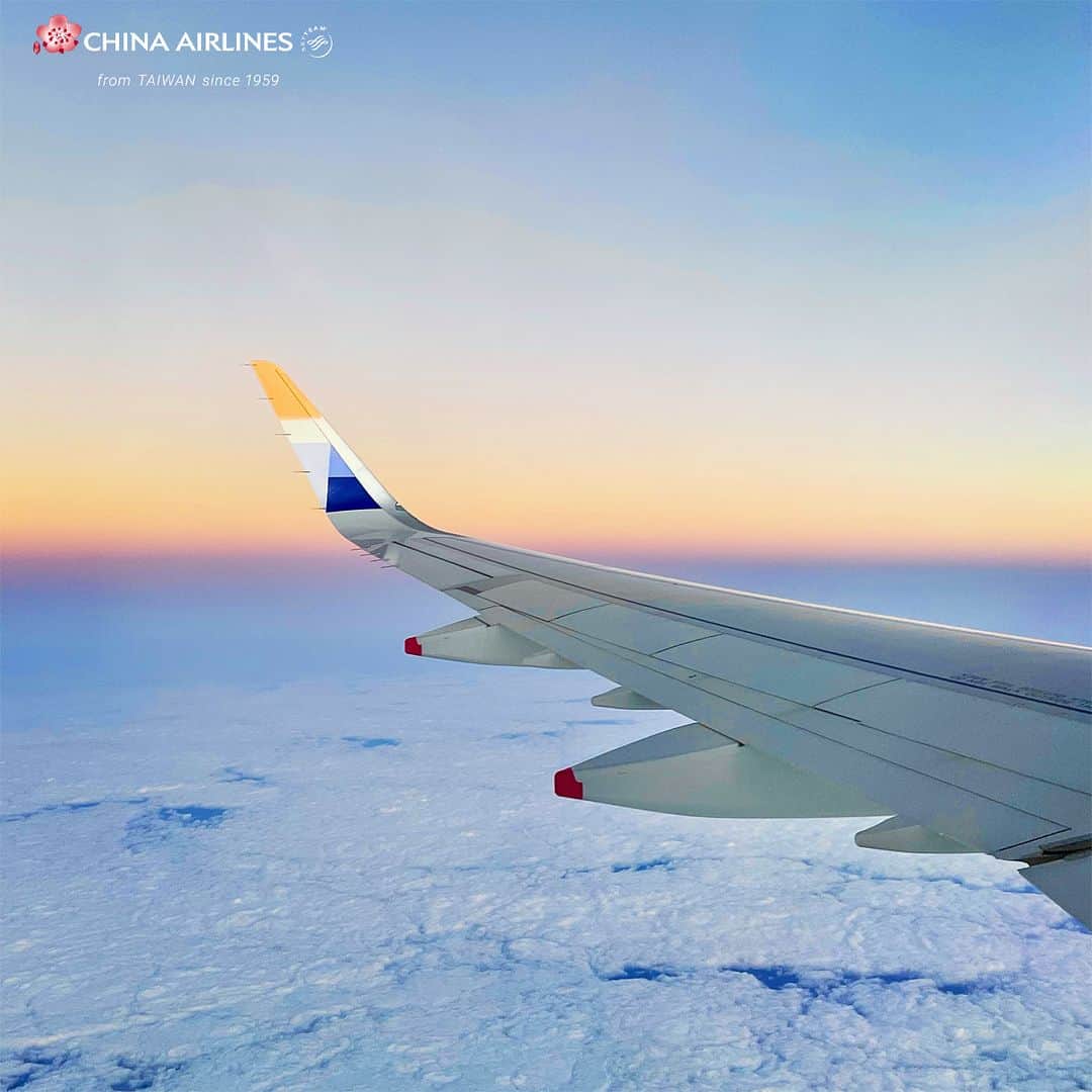 日本地区チャイナ エアラインさんのインスタグラム写真 - (日本地区チャイナ エアラインInstagram)「【Beauty in the sky】  飛行機から見える外の景色は、いまにも手が届きそう👐 高いところから見ると、雲の上に浮かんでいるような感覚になります ☁️ 飛行機が雲の上に達するにつれて、景色がくっきりと明るくなり、心の底からリラックスして旅を楽しむことができますよ😊 自分らしいスタイルで世界を体験しましょう✈　  ▼最新運航情報▼ bit.ly/3MJ6IGt  ＜公式HP＞ https://goo.gl/vif8Qp  #chinaairlines #中華航空 #台湾 #台湾旅行 #台湾好きな人と繋がりたい #空  ----------------------------------------------------------------- DFPに入会するとバースデーディスカウント等のうれしい特典が盛りだくさん！ ご入会はコチラ👉　https://bit.ly/3YIQ7cl」4月14日 19時00分 - chinaairlines.jp