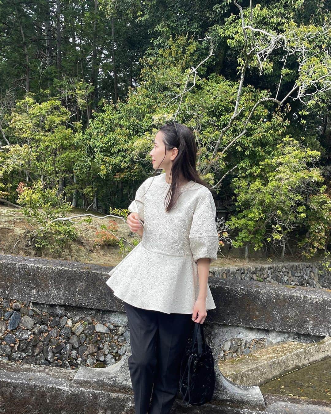 小嶋梨奈のインスタグラム：「先日の京都旅 みんなに褒められたこの日のトップス◎ @urs_official のもの。 ベージュの色味とジャガードの艶が上品で 京都にもぴったりだったな♡ 袖丈少し長めで肘カバーが大人にはうれしい。  ▪️春の人気アイテムに使える１0％OFFクーポンもあるそうですー！♡ 期間：4/7(金)11:00～4/14(金) 10:59   #ユアーズ  #urs_styling  #urs_official #タイアップ #ふくれジャガードペプラムトップス #春服 #コーディネート」