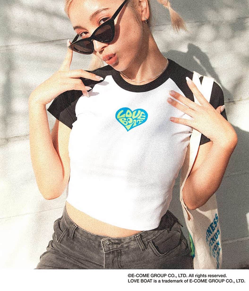 ANAP ONLINE SHOPのインスタグラム：「【LOVE BOATコラボアイテム特集♡】  ANAPで大人気のLOVE BOATコラボアイテムをご紹介します✨  気になるアイテムは画像をタップしてチェックしてくださいね👀  🔍商品番号 [1枚目]793-8750 [2枚目]799-8918 [3,4枚目]799-8914 [5枚目]799-8749 [6枚目]799-8752  —————————————————  @anap_onlineshopは、 トレンドアイテムを取り扱うプチプラファッション通販です♡ ANAPの他にも様々なジャンルのブランドを取り扱っています✨  また、商品をオトクに買えるキャンペーンをほぼ毎日開催！ ストーリーズにてオトクな情報を発信中📢 お見逃しのないよう、是非フォローをお願い致します！  ▼▼▼▼　開催中イベント　▼▼▼▼ 只今、@anap_onlineshopにて 🔥アウトレットMAX90%offセール開催中🔥  💝開催期間💝 4/14(金)10:00〜4/16(月)8:59  詳細はプロフィールURLorハイライトをチェック✔  —————————————————  #春コーデ #2023ss #大人かわいいコーデ #プチプラコーデ #プチプラ通販  #カジュアルコーデ #大人カジュアルコーデ #anap #loveboat #tシャツ#ポーチ #ミラー #巾着ポーチ #トートバッグ」
