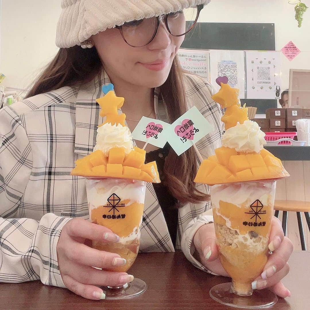 中村かなさんのインスタグラム写真 - (中村かなInstagram)「🥭 ・ ・ ずっと行ってみたかった 名古屋市港区の ぜんめいや さん🍦 @zenmeiya428  ・ 八百屋さんがやってる おいしいフルーツを 贅沢に使ったスイーツが有名✨ ・ 今は宮崎マンゴーを贅沢に、、、 1玉まるまる使ったパフェが頂けます🥭 さすがは八百屋さん🥺 マンゴーがとろけて甘くて おいしすぎました😭🫶 季節毎でフルーツが変わるから マンゴー食べたい方はお早めに🥭🥭🥭 ・ 帰りはお隣の八百屋さんでお買い物🫑🍅🧅 こちらもお値打ちに新鮮野菜が揃ってて⭕️💯でした😌✨✨ ・ ・ 📍ぜんめいや ふる〜つ果ふぇ 名古屋港店 愛知県名古屋市港区名港1-18-12 ・ ・ ・ PR @zenmeiya428 #ぜんめいや #ふるーつ果ふぇ #名古屋カフェ #名古屋スイーツ #名古屋パフェ #マンゴーパフェ #マンゴー #八百屋 #フルーツ #フルーツパフェ #パフェ巡り #パフェ活 #パフェ #パフェ部 #名古屋カフェ巡り #名古屋カフェ部 #名古屋市港区」4月14日 19時00分 - k777pime