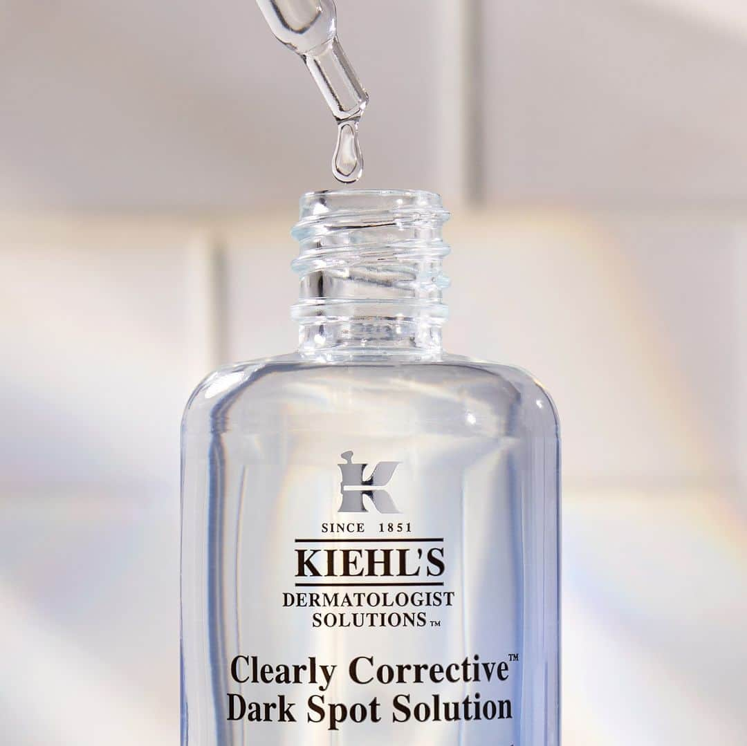 キールズ Kiehl's Japanさんのインスタグラム写真 - (キールズ Kiehl's JapanInstagram)「今から夏にかけて紫外線量は上昇中…🌞 紫外線ダメージにより肌に炎症が起きるとシミやくすみの原因となるメラニンが過剰生成され、どんよりとした印象に💦  紫外線を受ける前に肌にビタミンCを取り入れることで、紫外線ダメージを受けにくい肌作りが可能！シミやくすみを発生させないために、今の時期から美白ケアを始めましょう💡  #キールズ 透明美白美容液は、配合されているアクティブビタミンCがシミ・くすみのもとを狙い撃ちしながらシミのできにくい肌づくりへアプローチ。また、配合されているサリチル酸がメラニンを含む不要な角質をオフをサポート。みずみずしい透けるようなツヤ肌へ✨  詳しくは公式オンラインストアをチェックしてみてくださいね☺  @kiehlsjp #kiehls #キールズ #スキンケア #ヘルシースキン #アポセカリー #ニューヨーク #NewYork #skincare #キールズ透明美白美容液」4月14日 19時00分 - kiehlsjp