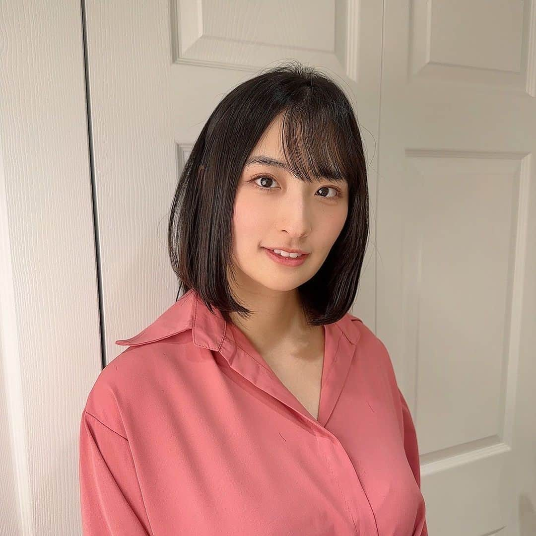 井口眞緒のインスタグラム：「半年ぶりに産後初めて美容院に行ってきました💇🏻‍♀️  前髪切るか切らないかめちゃくちゃ悩んでたんだけどバッサリ切りました！ どうですか？  私的には切ってすごくよかった✨  毎日のセットが大変になるから切りたくないなって思ってたんだけど、全然大変じゃなかった笑 出かける時だけアイロンすればいい感じだったからもっと早く切ればよかった〜  美容院の様子はYouTubeにアップしてるから、よかったらみてみてください〜○  今回もいつもお世話になっている @tenhouo さんにお願いしました💇🏻‍♀️  そして最近は、二子玉川にハマってて今週は2回も100本のスプーンでランチしてます🥄 赤ちゃんに優しい環境でとっても良い〜  3枚目の写真は首が座ってきたから椅子に座ってみたけど まだ早くてこの後ずっと抱っこでした🤱🏻  離乳食は0円だから、離乳食始まっても通いたい♡  #井口眞緒 #新米ママ #新米ママと繋がりたい #ママコーデ #0歳児ママ #女の子ママ #赤ちゃん #赤ちゃんのいる生活」