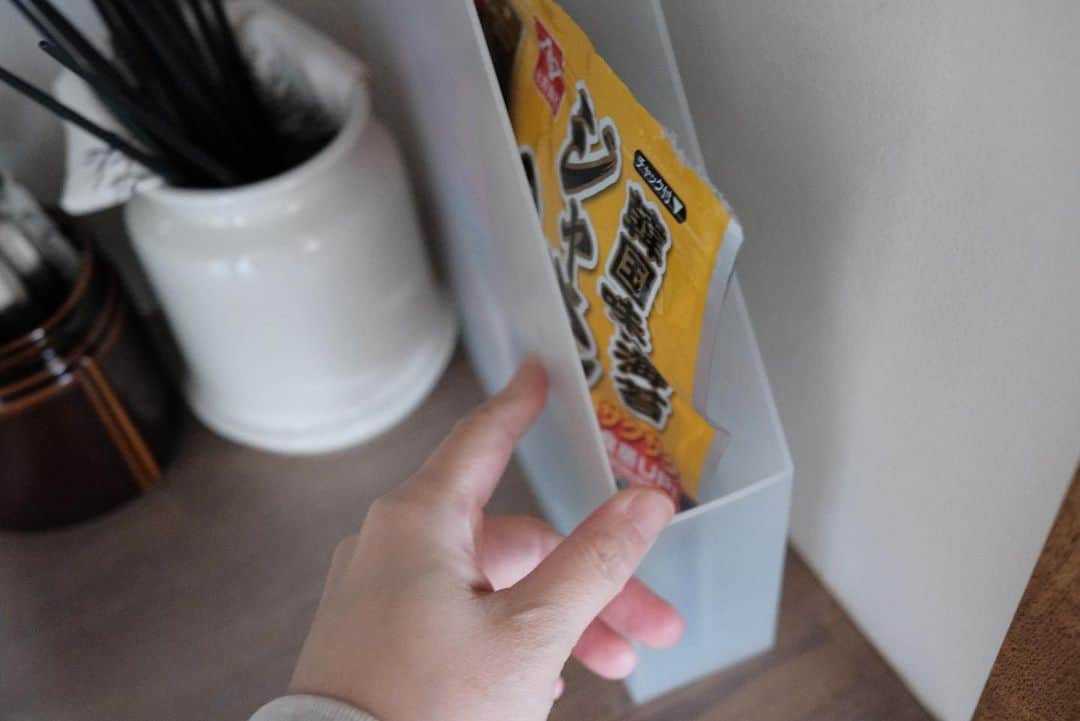 しょこさんのインスタグラム写真 - (しょこInstagram)「ㅤㅤㅤ ふりかけ収納の見直し  今までカゴに平置きで入れてたら ちゃんと閉まってなくてドバーッと 中身がこぼれることが頻繁に発生！！  ちょうど使ってなかったスリムタイプの ファイルボックスを使ってみたら 幅もとらなくていい感じです✧  ファイルボックスはもう廃盤なのかな？ 調べても出てこなかったな〜  久しぶりに収納閃いて嬉しかった♡ 最近食器棚も少し見直したので また投稿しますね！！ ㅤㅤㅤ ㅤㅤㅤ #食器棚 #キッチン #ふりかけ収納 #ファイルボックス #無印良品 #整理収納 #scope_japan #スコープ」4月14日 18時53分 - sho.ko_ie
