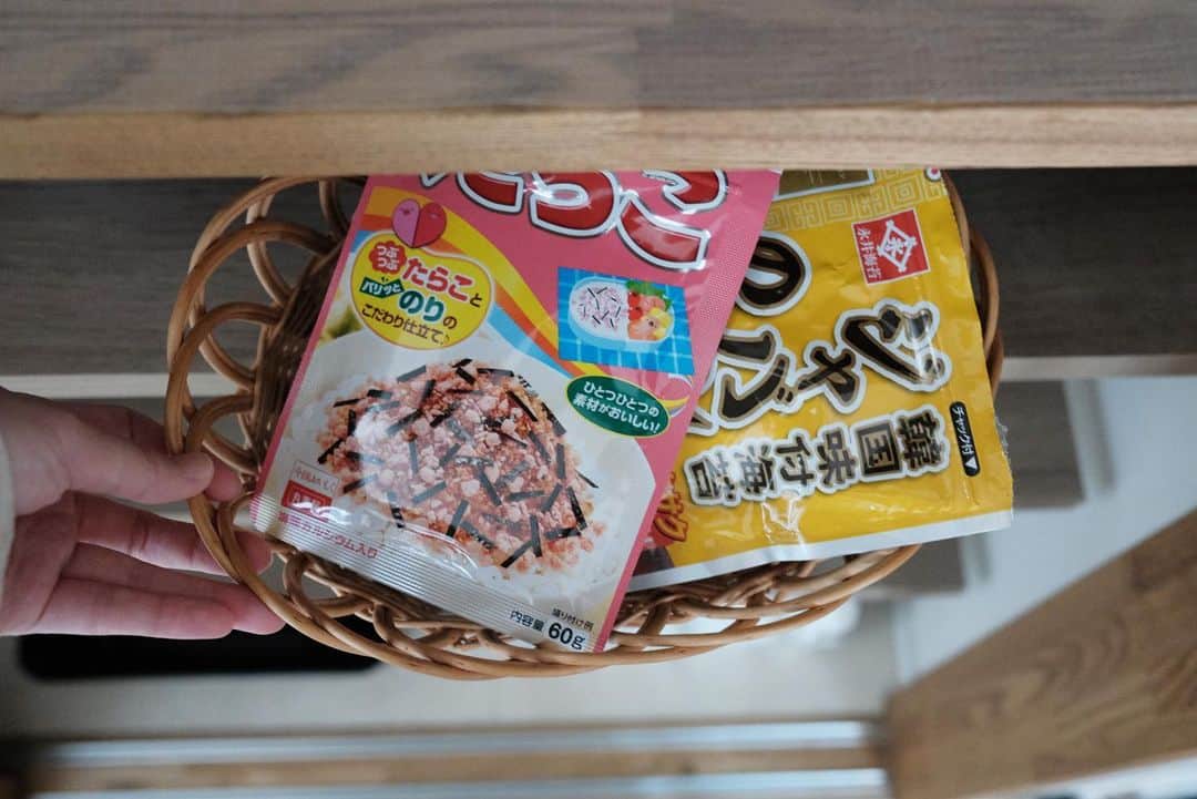 しょこさんのインスタグラム写真 - (しょこInstagram)「ㅤㅤㅤ ふりかけ収納の見直し  今までカゴに平置きで入れてたら ちゃんと閉まってなくてドバーッと 中身がこぼれることが頻繁に発生！！  ちょうど使ってなかったスリムタイプの ファイルボックスを使ってみたら 幅もとらなくていい感じです✧  ファイルボックスはもう廃盤なのかな？ 調べても出てこなかったな〜  久しぶりに収納閃いて嬉しかった♡ 最近食器棚も少し見直したので また投稿しますね！！ ㅤㅤㅤ ㅤㅤㅤ #食器棚 #キッチン #ふりかけ収納 #ファイルボックス #無印良品 #整理収納 #scope_japan #スコープ」4月14日 18時53分 - sho.ko_ie