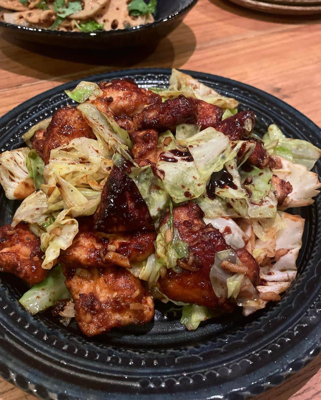 黄川田としえさんのインスタグラム写真 - (黄川田としえInstagram)「ご飯が進んじゃうおかず😋 豚バラじゃなくて鶏の胸肉で！  \\鶏と春キャベツの回鍋肉//  🌝鶏胸肉は一口大に切って、醤油麹に漬け、片栗粉をまぶして揚げ焼きにしました。  🌝合わせダレは甜麺醤、豆豉醬、醤油少し。 豆豉がなくても甜麺醤さえあれば大丈夫！中華調味料のコーナーにあります。なければお味噌と砂糖などで！  🌝にんにくと生姜のみじん切りを油で炒め、春キャベツを加えてさっと炒めて塩、胡椒し、鶏肉をもどし入れる。  🌝合わせダレを加えて炒め合わせ完成。  春キャベツは柔らかいからさっと炒めるだけで美味しいです。  #tottogohan  #おうちごはん #鶏胸肉レシピ#春キャベツ #回鍋肉」4月14日 18時54分 - tottokikawada