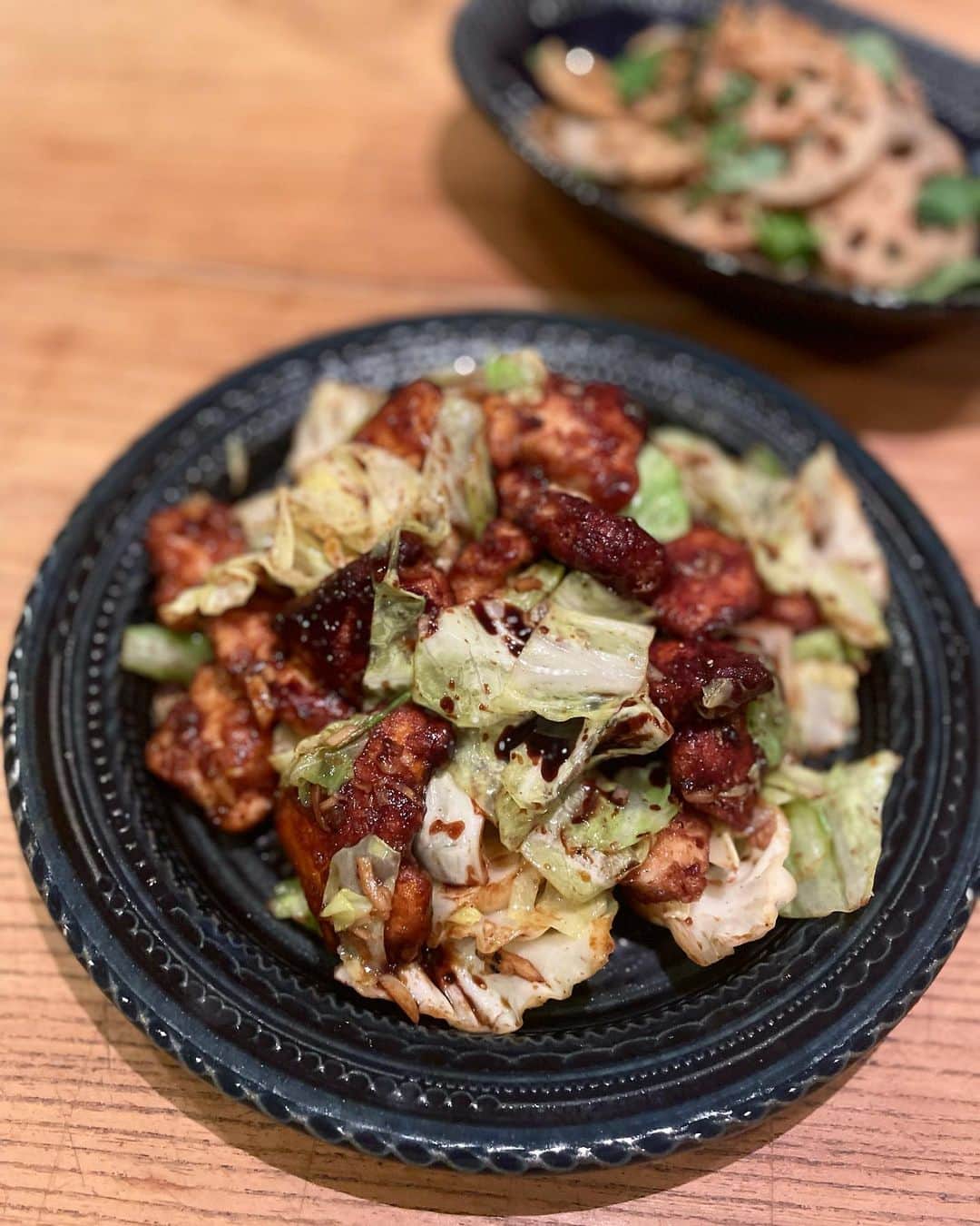 黄川田としえさんのインスタグラム写真 - (黄川田としえInstagram)「ご飯が進んじゃうおかず😋 豚バラじゃなくて鶏の胸肉で！  \\鶏と春キャベツの回鍋肉//  🌝鶏胸肉は一口大に切って、醤油麹に漬け、片栗粉をまぶして揚げ焼きにしました。  🌝合わせダレは甜麺醤、豆豉醬、醤油少し。 豆豉がなくても甜麺醤さえあれば大丈夫！中華調味料のコーナーにあります。なければお味噌と砂糖などで！  🌝にんにくと生姜のみじん切りを油で炒め、春キャベツを加えてさっと炒めて塩、胡椒し、鶏肉をもどし入れる。  🌝合わせダレを加えて炒め合わせ完成。  春キャベツは柔らかいからさっと炒めるだけで美味しいです。  #tottogohan  #おうちごはん #鶏胸肉レシピ#春キャベツ #回鍋肉」4月14日 18時54分 - tottokikawada
