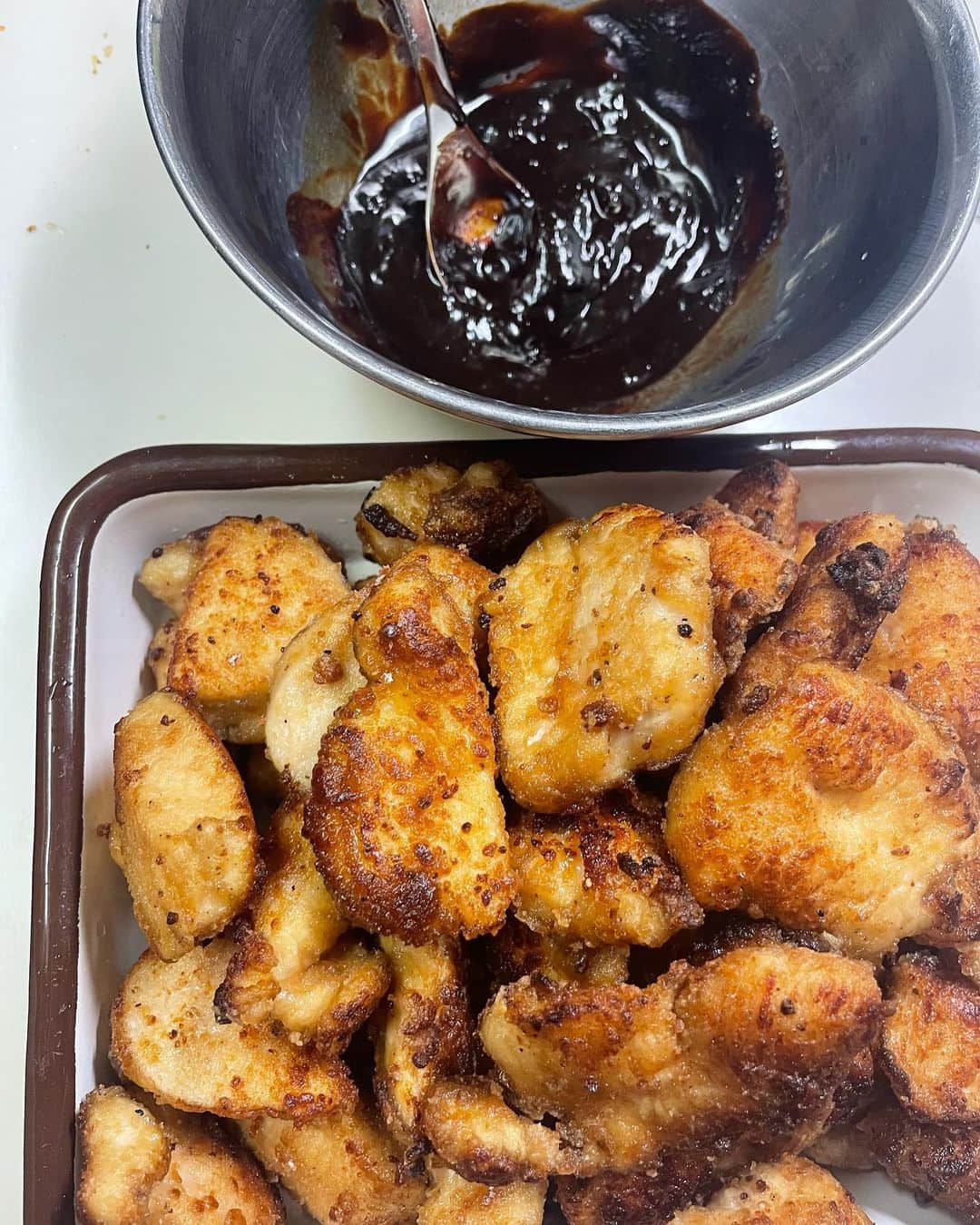 黄川田としえさんのインスタグラム写真 - (黄川田としえInstagram)「ご飯が進んじゃうおかず😋 豚バラじゃなくて鶏の胸肉で！  \\鶏と春キャベツの回鍋肉//  🌝鶏胸肉は一口大に切って、醤油麹に漬け、片栗粉をまぶして揚げ焼きにしました。  🌝合わせダレは甜麺醤、豆豉醬、醤油少し。 豆豉がなくても甜麺醤さえあれば大丈夫！中華調味料のコーナーにあります。なければお味噌と砂糖などで！  🌝にんにくと生姜のみじん切りを油で炒め、春キャベツを加えてさっと炒めて塩、胡椒し、鶏肉をもどし入れる。  🌝合わせダレを加えて炒め合わせ完成。  春キャベツは柔らかいからさっと炒めるだけで美味しいです。  #tottogohan  #おうちごはん #鶏胸肉レシピ#春キャベツ #回鍋肉」4月14日 18時54分 - tottokikawada