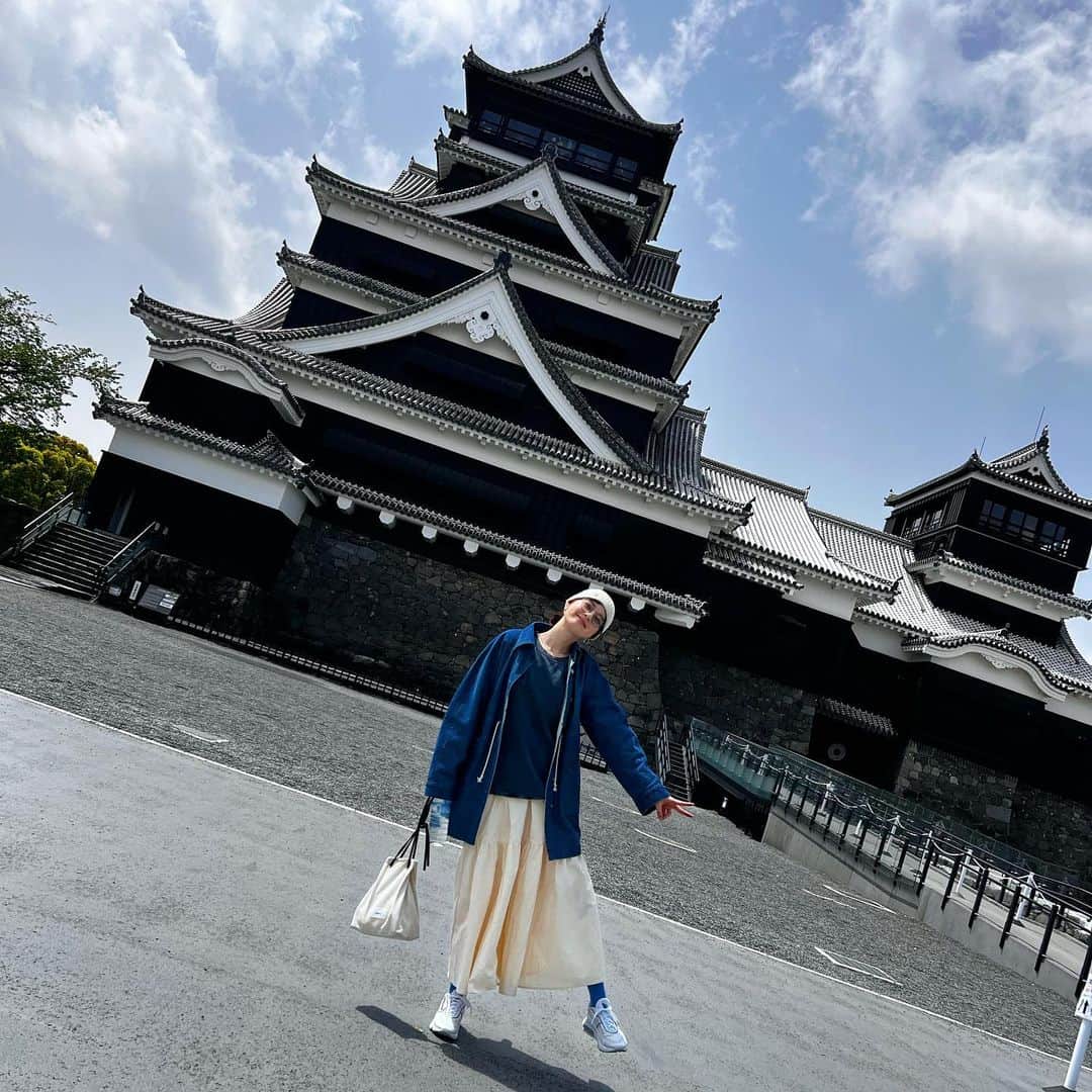 中城あすかさんのインスタグラム写真 - (中城あすかInstagram)「@suzuki_ichika に会いに熊本へ行ってきました🏯  結婚して慣れない土地で子育てしてる姿がたくましかった💪🏼  しょっちゅう一緒に遊んで、一緒に飲んでいた友達が東京を離れてしまって寂しいけど、こうやってたまに会って変わらない時間を過ごすのも良いねっ☺️  熊本に行ったら食べたかったもの、行きたかったところ全て叶えてくれてありがとう✨  ひたすら食べて飲んで大満足〜  念願の温泉も入れて♨️  写真はほんの一部🤭  福岡にも少し連れて行ってくれて、福岡にいる @_iam_arisa_ とも会えてもつ鍋食べて充実しました！  リフレッシュしたのでお仕事頑張りまーす😊  8枚目の私の子供抱っこしてる写真がパパラッチ感🤣  #熊本 #熊本旅行 #熊本観光 #旅行 #国内旅行 #travel #trip #kumamoto #japan」4月14日 18時57分 - asukanakajo