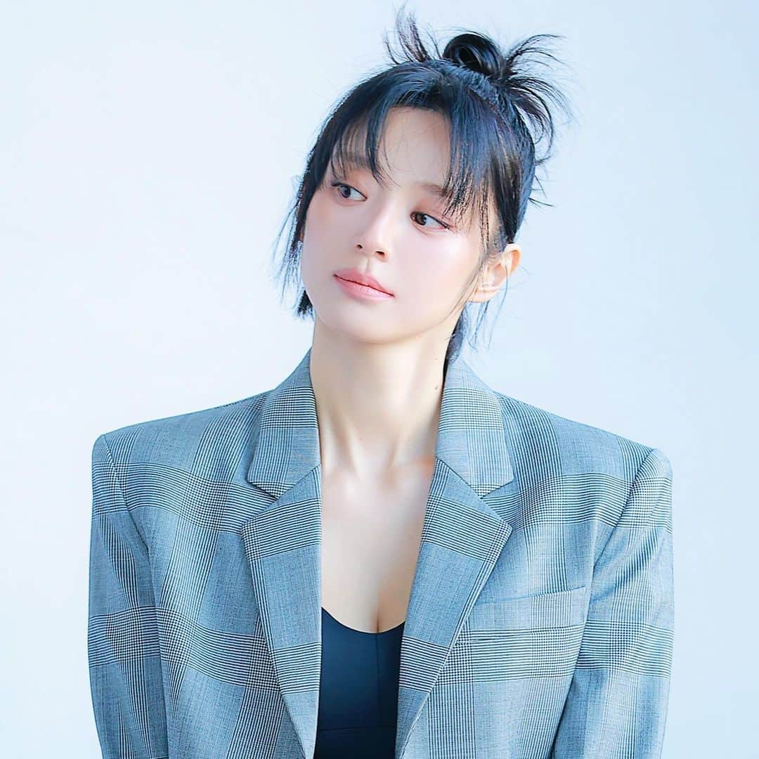 ソン・ジインのインスタグラム：「오랜만에 📸촬영 쑥스럽네요 수고해주신 분들 너무나 감사합니다💟💟💟 더트루쓰 김병건대표님 @gun0888 @cherry_jang  아트 김민경실장님  포토 노승윤실장님 메이크업 홍현정실장님 @hongsmakeuplay  헤어 김환실장님  의상 김은경실장님 @eun_kyoung___  경락 최문정원장님 @moonjoung2」