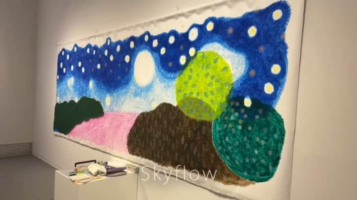 津久井智子のインスタグラム：「本日のライブペイント。 明日いっぱい押して、明後日の午前中くらいまでにできたところでだいたい完成としたい！ 明日お越しの方はぜひ一緒に押してください😊 #津久井智子の消しゴムはんここれまでとこれから展  #さんしんギャラリー善」