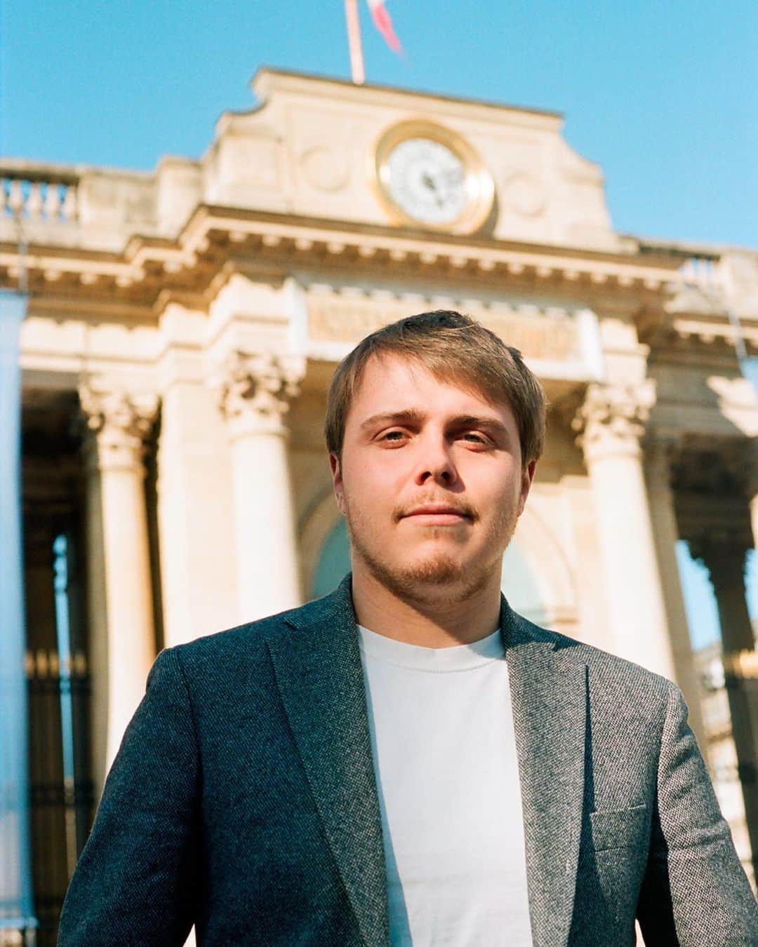ルモンドのインスタグラム：「Le député Louis Boyard est devenu l’une des figures les plus visibles de La France insoumise, un parti qui, pourtant, ne manque pas de grandes gueules. Sur les plateaux de télévision, les réseaux sociaux, il est partout. Face caméra, il interpelle l’exécutif, brocarde un vote parlementaire jugé indigne. Pas de jargon, des mots simples. « Il dit les termes, comme disent les jeunes », sourit l’un de ses collaborateurs, Ismaël El Hajri. Chroniqueur télé à 20 ans, député à 21 ans... l’ancien syndicaliste lycéen à la carrière éclair sait faire parler de lui. Le ministre de l’intérieur, Gérald Darmanin, dénonce en lui un dangereux gauchiste, désireux de « bordéliser » le pays. Certains l’accusent de confondre l’Hémicycle avec une émission de télé-réalité. Lui s’en amuse : « LREM et le RN, ils ne comprennent pas. Ils disent : “Il fait ça pour les réseaux sociaux.” Ben oui, je fais de la politique sur les réseaux sociaux, il est où le problème ? Ce n’est pas parce que vous ne savez pas faire qu’il faut m’en vouloir. » Adulé d’une partie de la jeunesse dont il se veut le porte-parole, Louis Boyard manie coups d’éclat et hashtags pour imposer un rapport de forces avec le pouvoir, tant à l’Assemblée que sur le web. Retrouvez notre article en cliquant sur le lien linkin.bio de notre profil.  _ 📷 @paul.lehr #PourMLeMagazineDuMonde⁣ ✏️ Yann Bouchez #mlemag #mlemonde #france #politique #depute #louisboyard #lafranceinsoumise @boyardlouis」