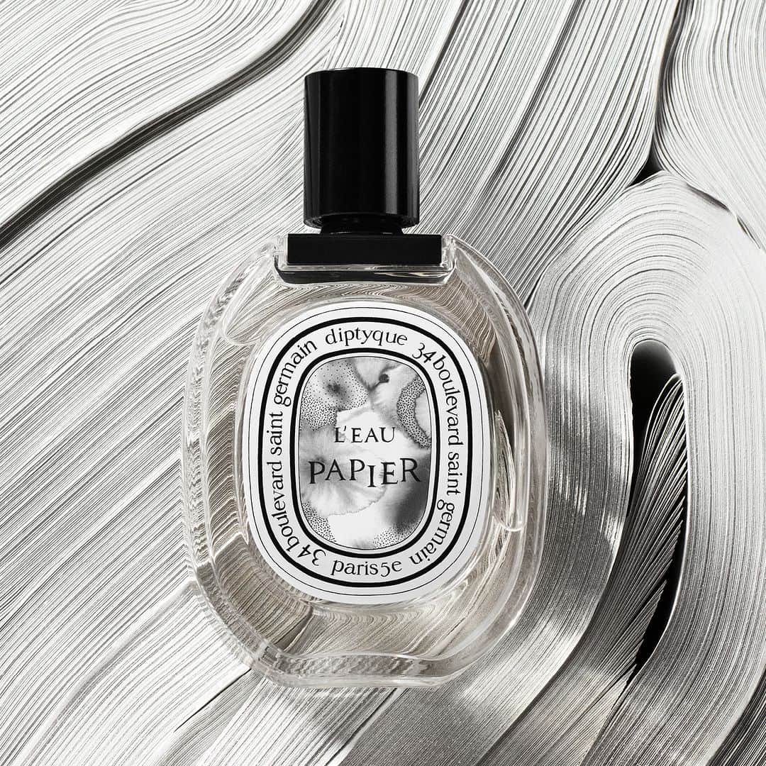 のインスタグラム：「A subtle companion, L'Eau Papier… …lays the ground for self-expression. At the heart of this new eau de toilette, white musks slowly reveal their facets according to each wearer. A second skin, first and foremost.  #diptyque #diptyqueparis」