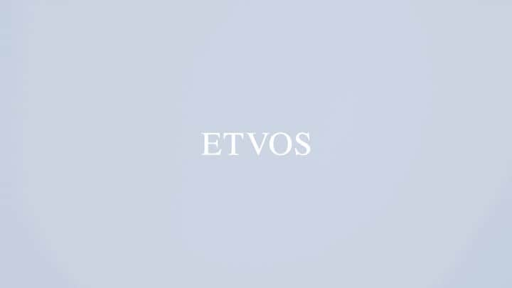 ETVOS　のインスタグラム：「【4/19予約受付開始】 エアリーなのに毛穴レス。* パウダーならではのふんわりエアリーなタッチで、表情へやわらかさを。  この度、新しいプレストファンデ「ミネラルエアリータッチファンデーション」が登場します。 エトヴォスのスキンケアにも欠かせない保湿成分のセラミドを配合したオイル製法で、保湿力とフィット力を実現しました。 ミネラル由来の球状パウダーが光を細かく散乱して、肌の上でソフトフォーカス機能を発揮します。  4/19（水）から、ETVOS公式オンラインストア、 ETVOS STORE(直営店舗)にてご予約受付を開始いたします。 全国発売は5/2（火）。ぜひ楽しみにお待ちください。  ※メイクアップ効果によるもの  ------------------------------ #etvos #エトヴォス #石けんオフメイク #敏感肌 #ミネラルコスメ ------------------------------  #新作 #新発売 #新作コスメ #ベースメイク #ファンデーション #パウダーファンデ #プレストファンデ #セラミド #美容好き #おすすめコスメ #お気に入りコスメ #石けんオフコスメ #石鹸落ちコスメ #天然由来成分 #国産コスメ #ミネラルコスメ」