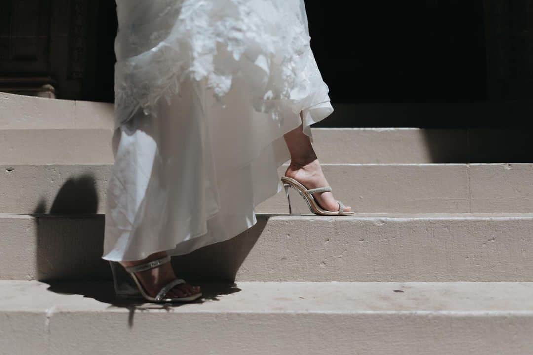 ハワイ挙式のCheersWedding チアーズウェディングのインスタグラム：「. Wedding Shoes  ************************* 【ハワイ挙式相談会のご案内】 ◎オンライン相談会開催中◎  チアーズウェディングでは、 ご自宅から簡単に参加できる Zoom、LINE、Skypeでの オンライン相談会を実施しております。 . ハワイ挙式をご検討されたばかりの方も、 しっかり準備を進められている方も 是非お気軽にご参加ください☺︎  【ご予約】  HPより、ご希望日時をご予約ください❣️  *********************** 【HP】 https://www.cheerswedding.jp  ☎︎0120-128-828 平日11:00〜19:00／土日祝10:00〜19:00 (水・木曜定休日)  ***********************  ◆ウェディングパーク海外 チアーズウェディングで検索！ https://foreign.weddingpark.net/agentlist/100063/  #cheerswedding  #hawaiiwedding  #チアーズウェディング #ハワイウェディング  #ハワイウェディングプロデュース  #海外ウェディング #リゾートウェディング #ガーデンウェディング  #海外挙式 #ハワイ挙式  #ハワイ婚 #結婚式  #プレ花嫁 #ブライダル #オリジナルウェディング #ウェディングレポート #海外挙式準備  #ハワイ旅行 #ハワイウェディングレポ  #ハワイウェディングフォト  #ハワイフォトウェディング  #ハワイ結婚式  #ハワイ結婚式準備  #ハワイ花嫁  #結婚式写真  #ハワイ教会ウェディング  #ハワイオーダーメイドウェディング」