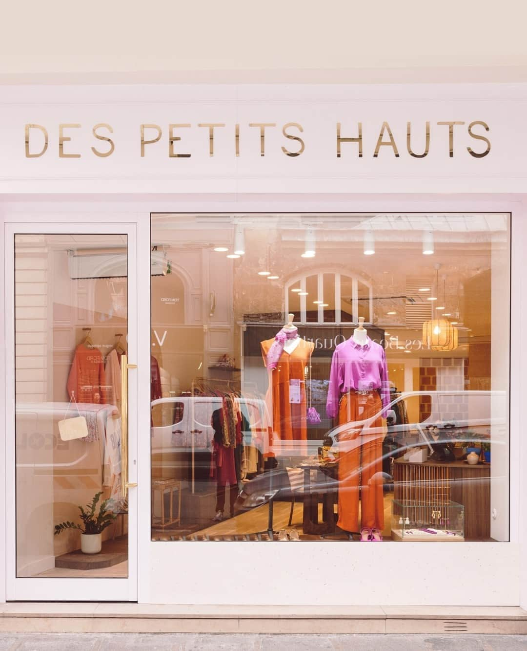 デプチオーのインスタグラム：「✨ Réouverture boutiques Des Petits Hauts ✨⁠ ⁠ Nous avons rénové nos jolies boutiques de Cannes et de la rue montmartre à Paris !⁠ Venez vite les découvrir, nos équipes vous attendent 💛⁠ ⁠ 🌎 We have renovated our beautiful boutiques in Cannes and rue Montmartre in Paris!⁠ Come quickly to discover them, our teams are waiting for you 💛⁠ ⁠ #despetitshauts #despetitshautsaddict #lavieenplusjolie」