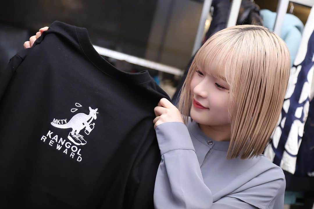志村美希のインスタグラム：「🦘  KANGOLコラボ、ついに今日23:59をもって受付終了です！  既にGETしたよ報告してくれたみんなもアリゴト😽 これからの季節はロンTや半袖もおすすめ👒 フーディーは裏起毛じゃないから春も着れるよ  男性も女性もみんなでおそろいしよ😼❤️‍🔥」