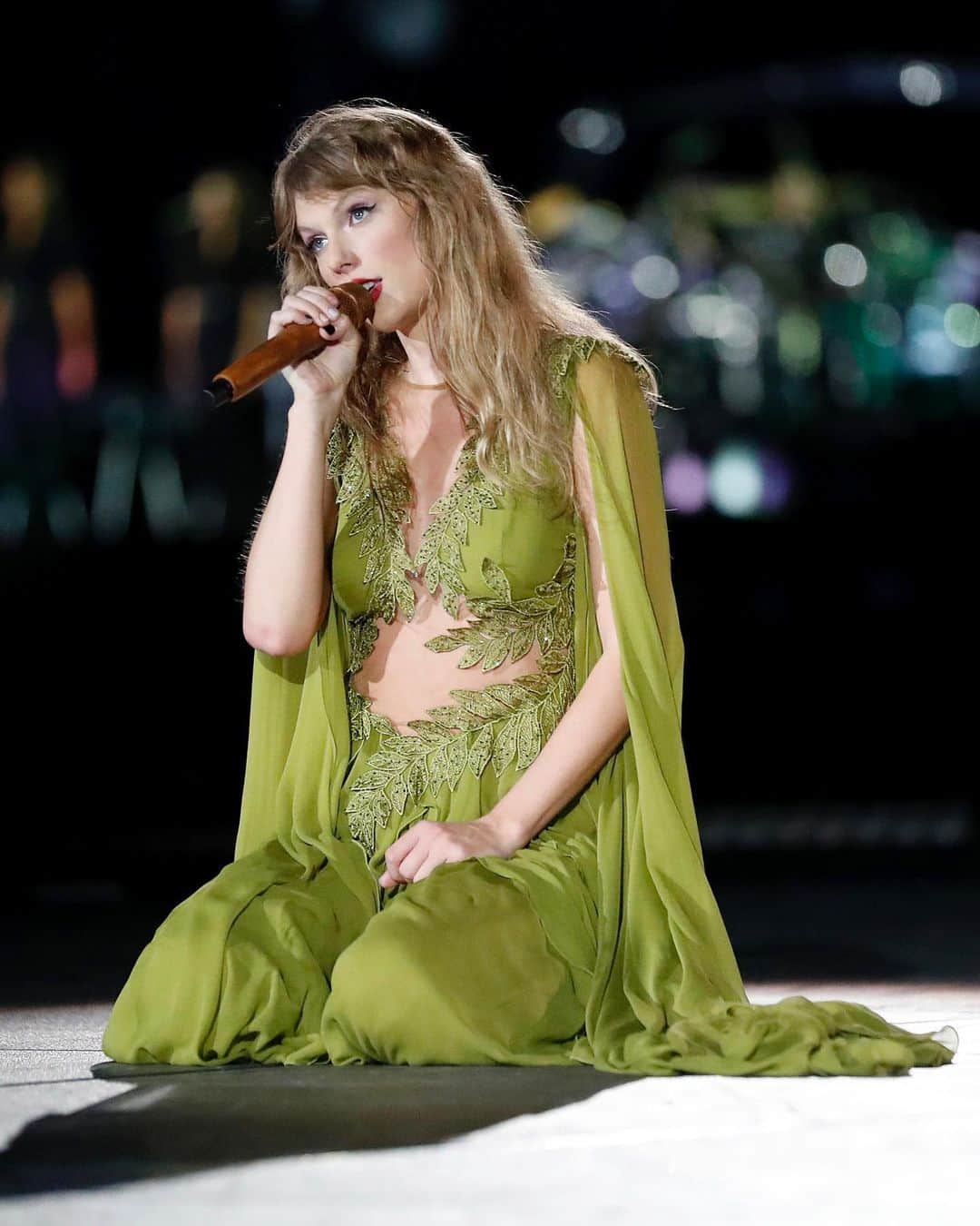 アルベルタフェレッティさんのインスタグラム写真 - (アルベルタフェレッティInstagram)「#TaylorSwift performs on stage during #TheErasTour wearing a custom green trumpet sleeve chiffon gown with plunging neckline, mesh illusion detailing and leaves embroideries by Alberta Ferretti.   Styling: @josephcassell1  #AFcelebs #AlbertaFerretti」4月14日 19時06分 - albertaferretti