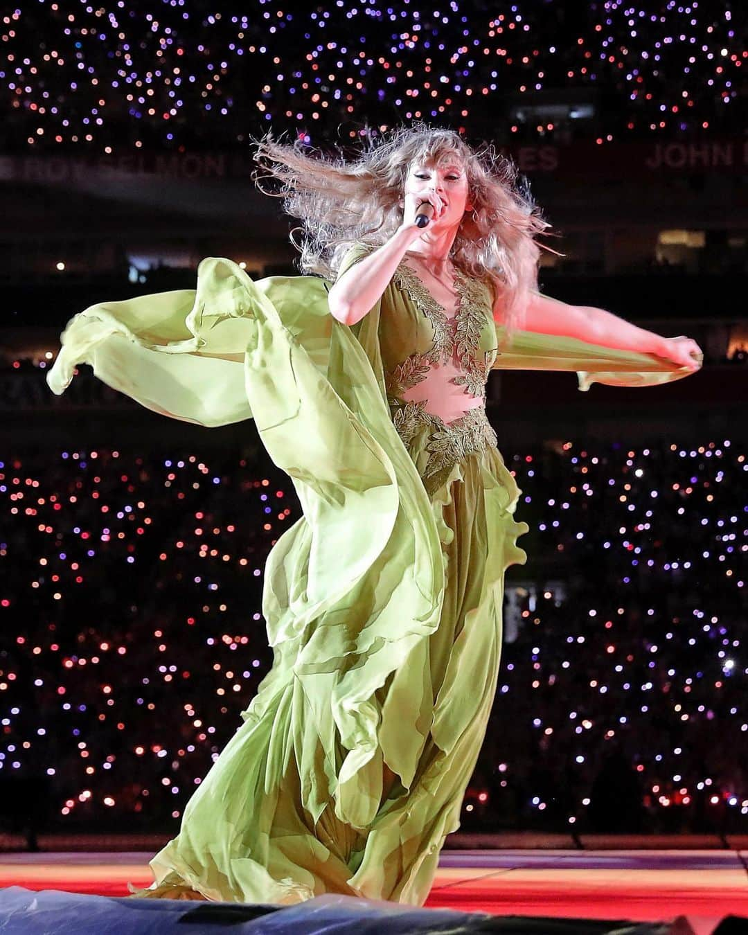 アルベルタフェレッティさんのインスタグラム写真 - (アルベルタフェレッティInstagram)「#TaylorSwift performs on stage during #TheErasTour wearing a custom green trumpet sleeve chiffon gown with plunging neckline, mesh illusion detailing and leaves embroideries by Alberta Ferretti.   Styling: @josephcassell1  #AFcelebs #AlbertaFerretti」4月14日 19時06分 - albertaferretti