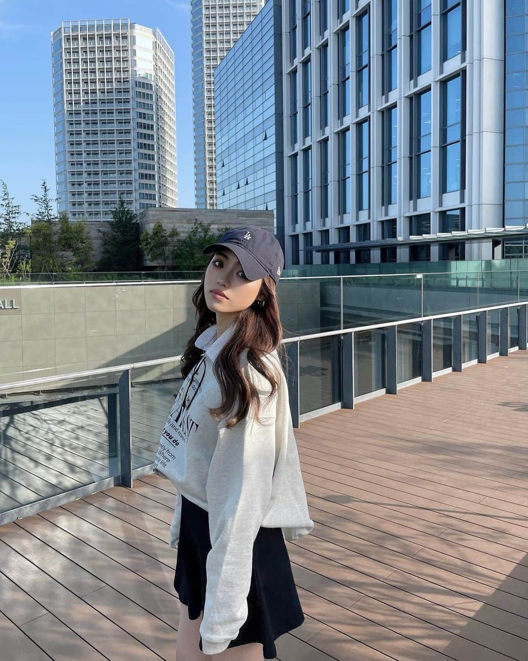 のインスタグラム：「Yesterday's outfit 📋  なんとな〜く買った服の方が お気に入りになったりするんよね🫶🏻🙂   探してた小さめロゴのLAcapは けんちのおすすめでネイビー購入🫐⭐︎ 自分では選ばないからシンセン！！  ということで今週もお疲れ様でした😇😇  ※ポーズのセンスはゼロです。  #outfit #celine #unitedarrows  #スウェットコーデ #shein #grl購入品」
