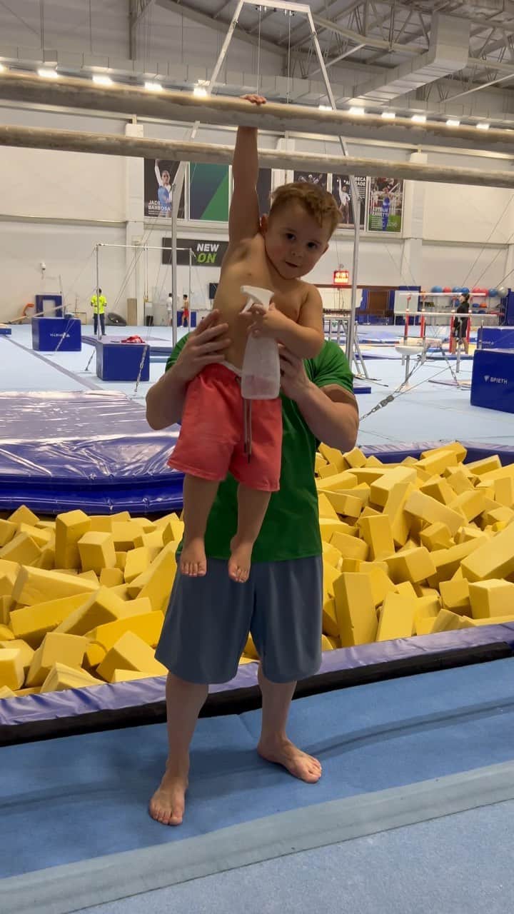 のインスタグラム：「Vou postar esse hj pq tô com saudade do meu papai !  Já já ele volta pra casa  #baby  #babyboy  #gym  #gymnastics」