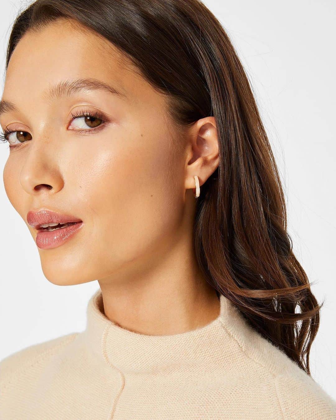 Club Monacoのインスタグラム：「A small touch of shimmer on a sunny day. A pretty pair of Mother-of-Pearl Huggie Earrings. ✨」