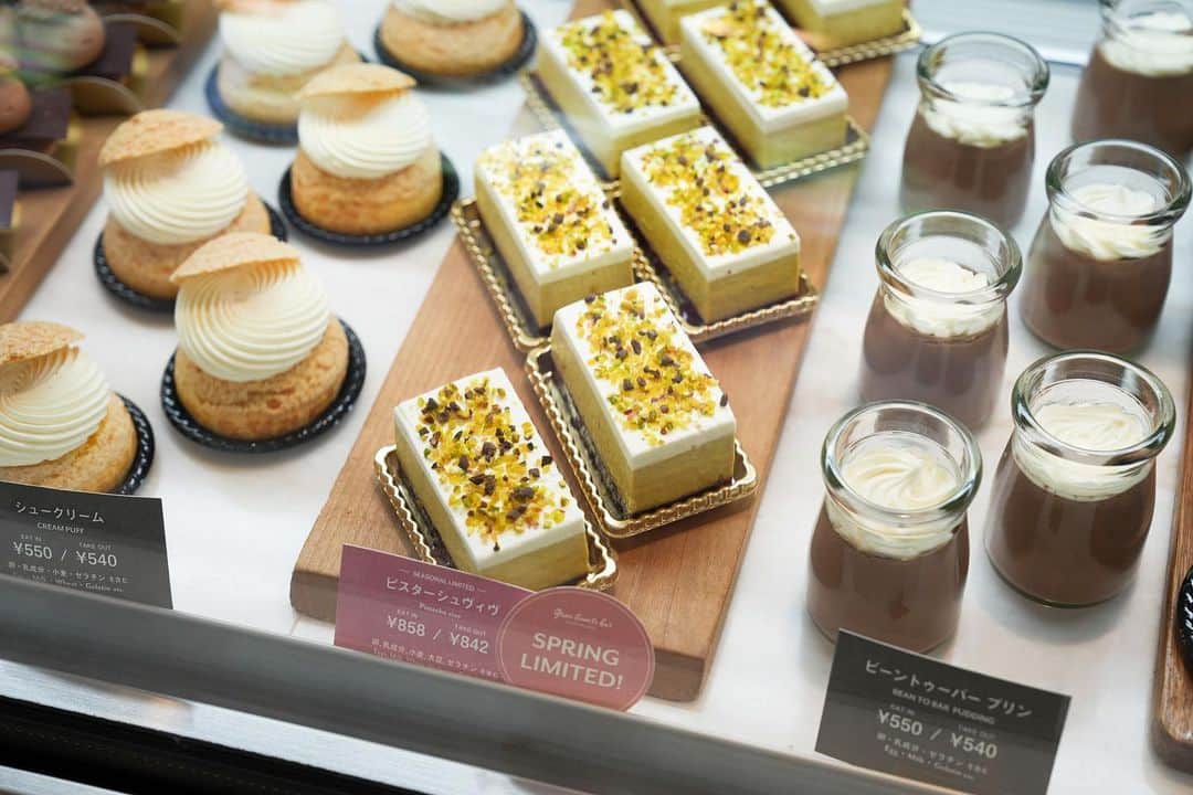 のインスタグラム：「モダンだけど、どこか懐かしさを感じるgreenの“クラシックモダン”なケーキたち。  春限定のケーキ「Pistache vive（ピスターシュヴィヴ）」も好評発売中です🌸  #greenbeantobarchocolate #ビーントゥバーチョコレート #ケーキ　#cake #中目黒カフェ #nakameguro #目黒川沿い #福岡カフェ #天神カフェ #tenjin #日本橋カフェ#コレド室町テラス#nihonbashi」