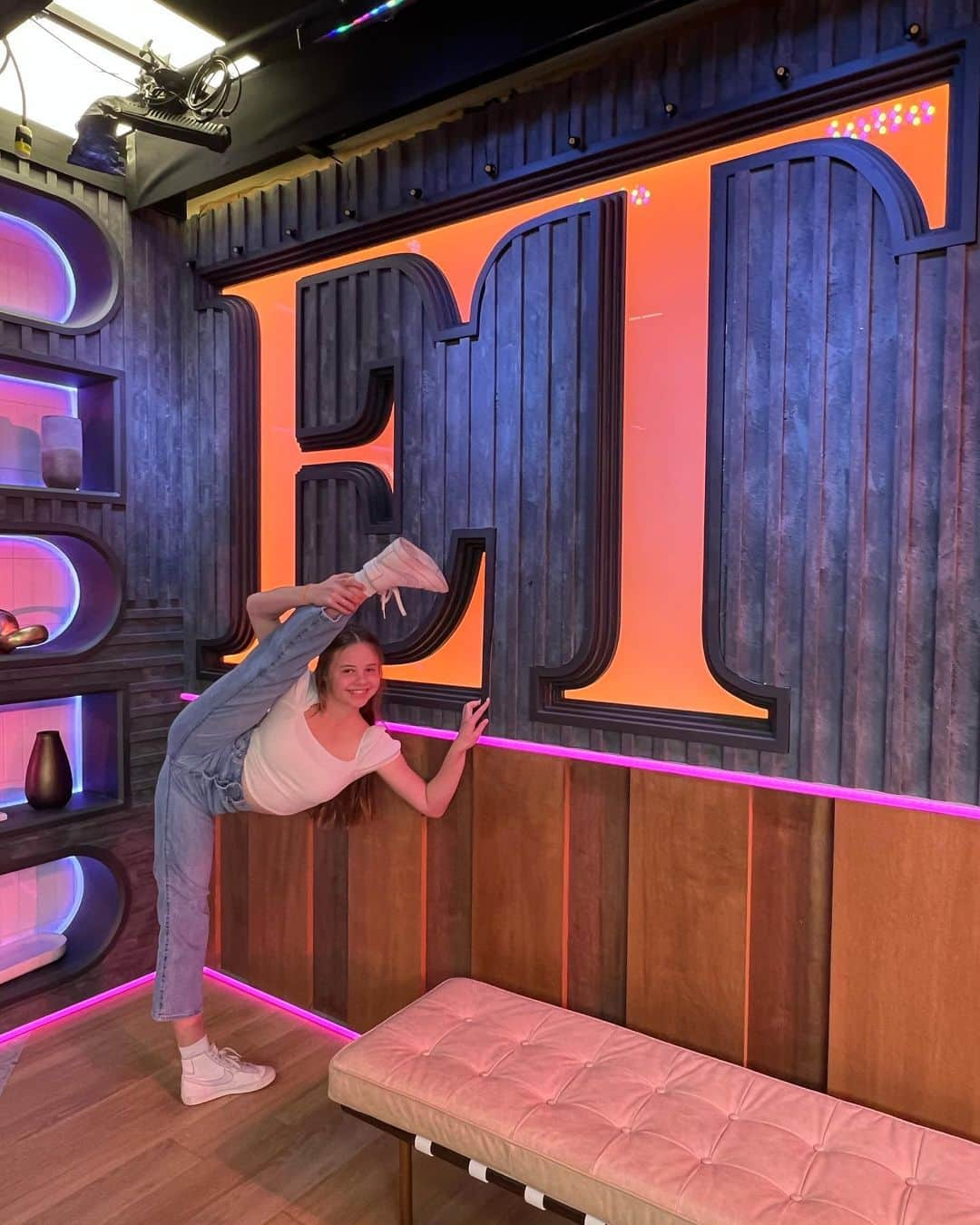 アビー・リー・ミラーさんのインスタグラム写真 - (アビー・リー・ミラーInstagram)「Thanks so much @entertainmenttonight and everyone who made my visit so fun & fabulous! One of my students always gets in on the act! Sitting in a real director’s chair is quite exciting!  How is my secret celebrity pyramid going? Did you all go to their site to watch? Can you guess who I put on top?  #abbyleedancecompany #abbylee #abbyleemiller #abby #television #news #podcast #dance #dancer #aldc #aldcalways #dancemoms #season9」4月15日 4時34分 - therealabbylee