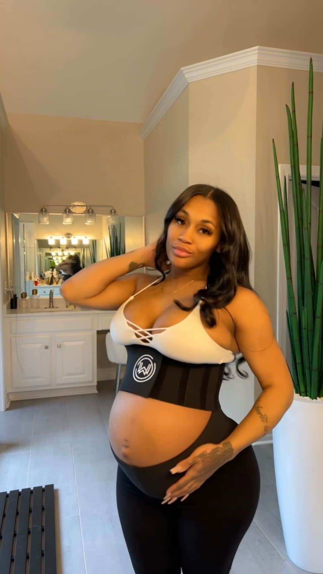 Lira Mercerのインスタグラム：「This Miracle Wrap Band from @whatwaistofficial has really been a game changer during my pregnancy! The quality is great and it helps support my back + lift my belly up - I’m carrying my baby boy so low! 💙 Can’t wait til he’s here, I’m going to use it for postpartum too! Use my code LIRA10 when you get yours!」