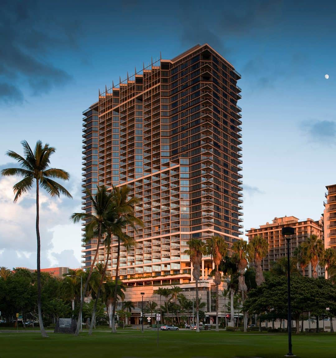 Trump Waikikiさんのインスタグラム写真 - (Trump WaikikiInstagram)「Happy Aloha Friday 🌺   #TrumpWaikiki #TrumpWaikikiStyle」4月15日 4時45分 - trumpwaikiki