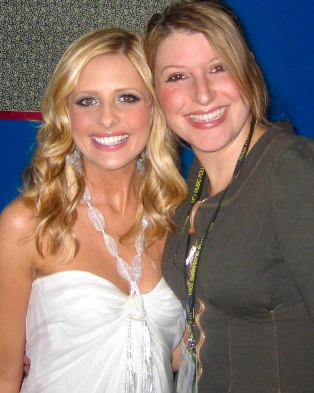 レイチェル・グッドウィンのインスタグラム：「HAPPY BIRTHDAY the one and only @sarahmgellar one of the most fiercely loyal and genuinely kind women I’ve ever met in this crazy business. Here we are in 2004 when she was host of the MTV music Awards in Rome and we were running back and forth from the coliseum to the soundstage like lunatics with a full police escort in order for her to run out and announce- wait for it THE FUCKING CURE! I was losing my mind. Especially after bumping into Nick Rhodes and Robert Smith on my way to the elevator. We’ve had so many unforgettable adventures together over the years but it’s my feeling that this woman is just getting started!! LOVE YOU #sarahmichellegellar ♥️💄#rachelgoodwinmakeup」