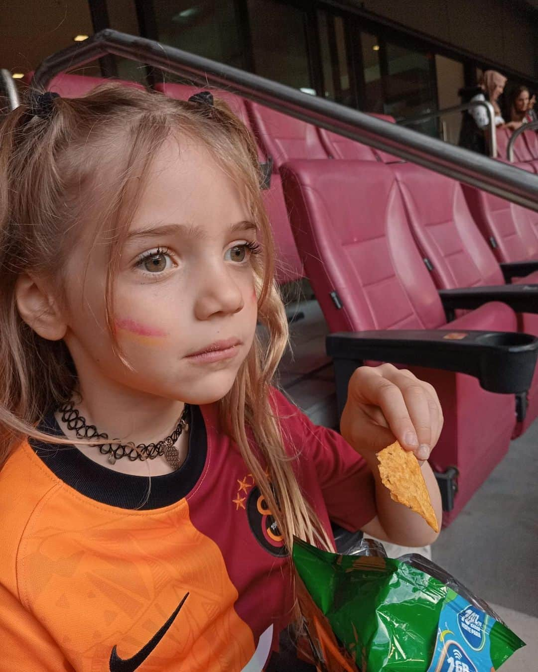 マウロ・イカルディのインスタグラム：「Uno para cada una de nosotras ? 🔥🦁 Isi Fran Mamá ⚽️⚽️⚽️」