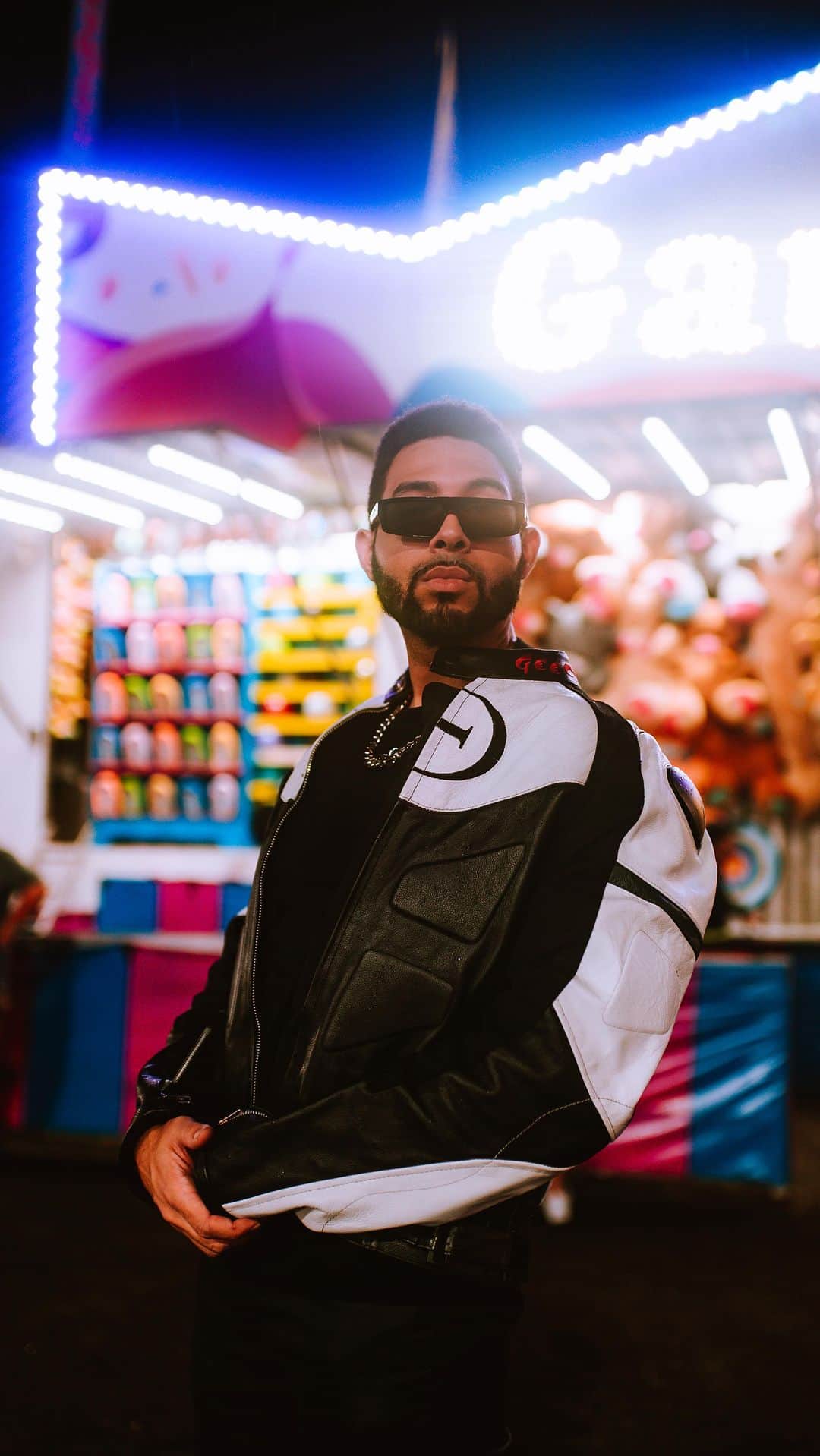 ダーウィンのインスタグラム：「Handful R&B remix is out everywhere 🥶😏⚡️🎶🥂🍾 where you listening from?」