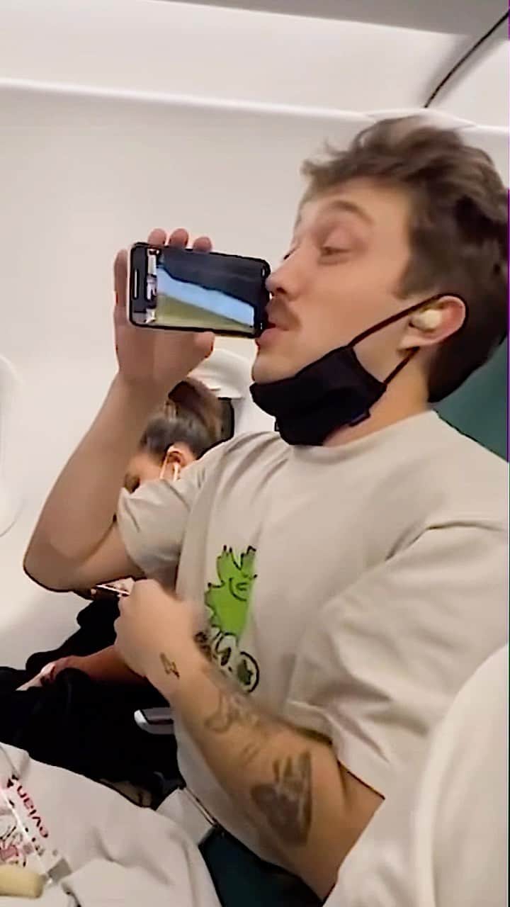 のインスタグラム：「Everything is turning digital these days…  As Shakesbeer would say: To beer or not to beer that is the question! If you’re in pursuit of hoppiness on the plane, take as many digital drinks as you’d like. However, your trip will remain pitcher perfect by only drinking alcohol served by a flight attendant.  Looking for more brew-tiful tips on traveling with your booze. The info found through our link in bio is sure to raise the bar. Cheers!  #travelfun #travelfunny   Video by @jacobgruth」