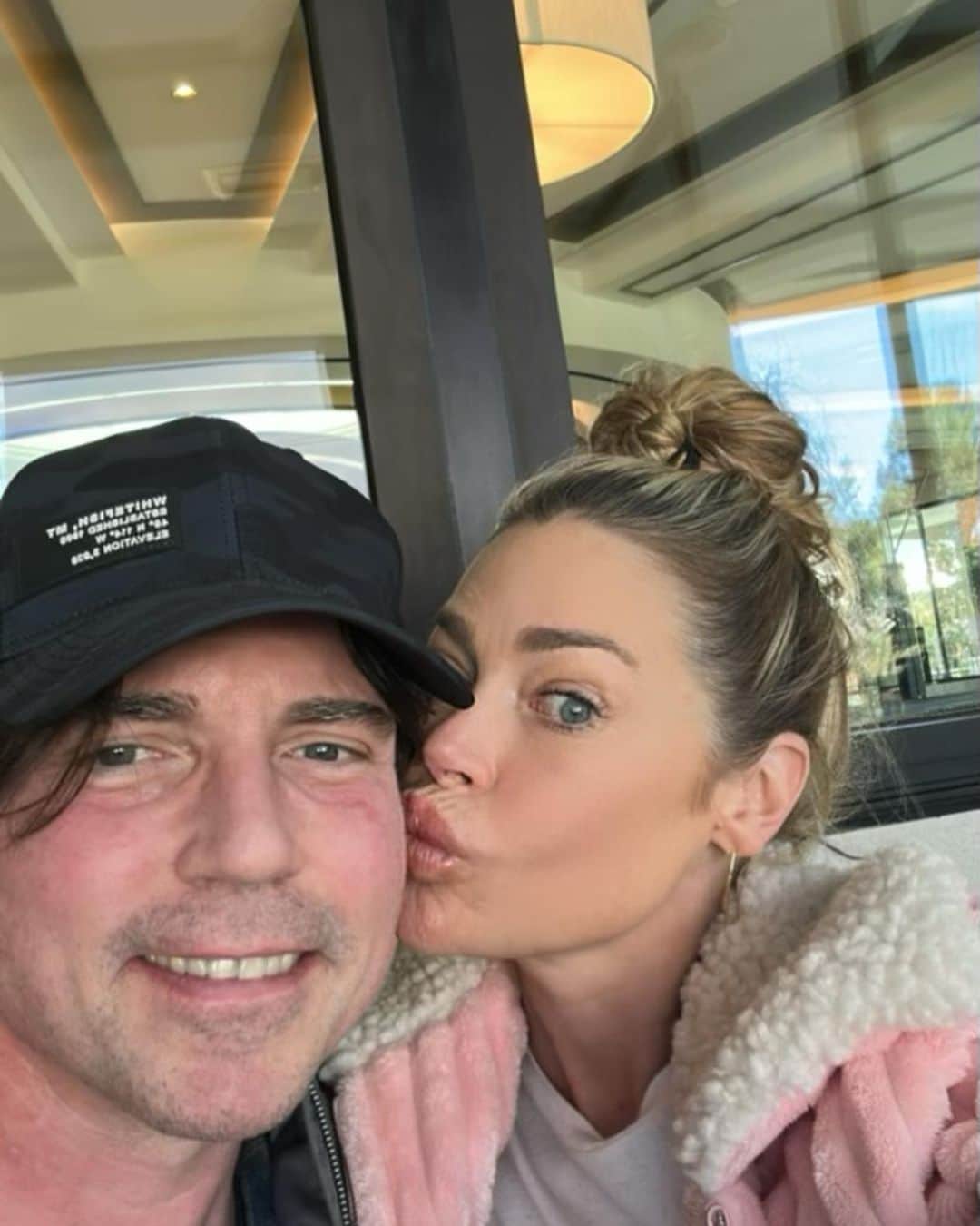 デニス・リチャーズのインスタグラム：「Happy Friday & happiest with you! ❤️」